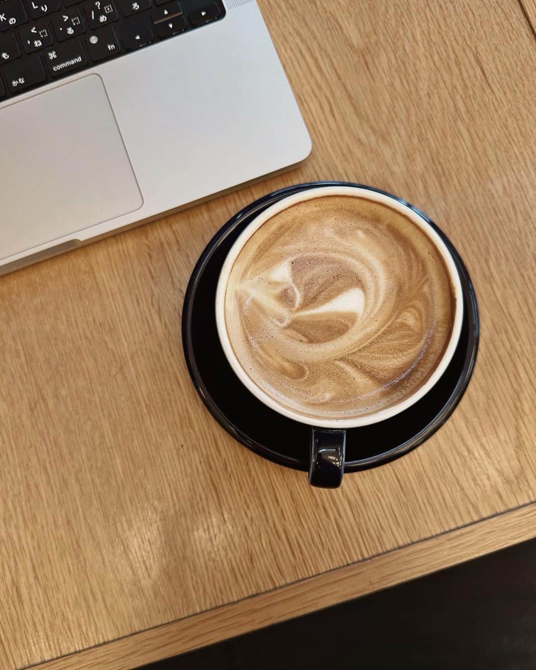 ロビンのインスタグラム：「Life is short. have a latte.」