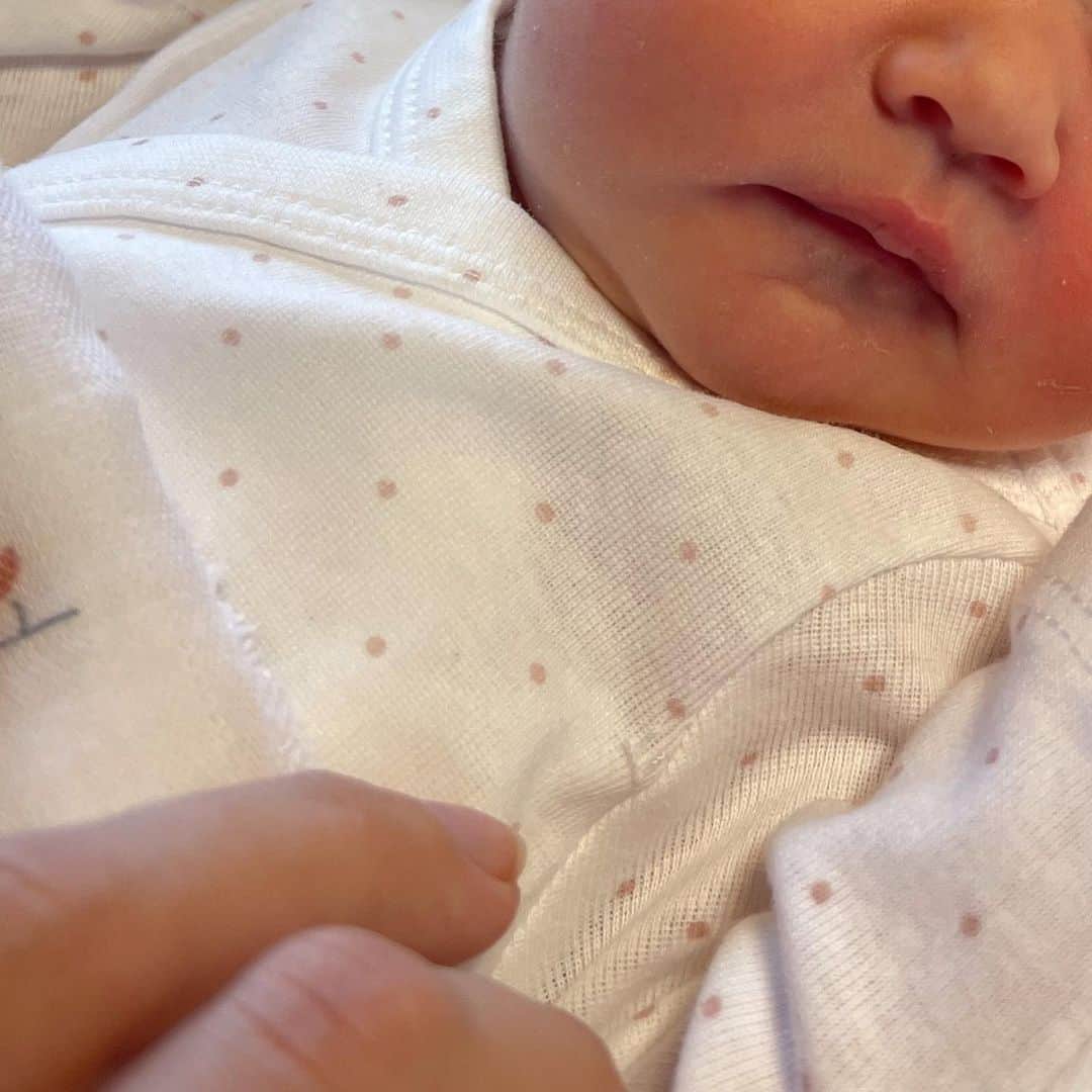 アルバロ・バスケスのインスタグラム：「El martes 20 de madrugada llegó nuestra pequeña Olivia ❤️ Bienvenida al mundo princesa, tus aitas no te pueden querer más ❤️  Paula mi amor, no se como explicarlo pero, eres de otro planeta. Gracias por dar vida, por lo valiente que has sido durante todo el embarazo, eres una auténtica superheroína!  Se que has sufrido mucho pero siempre con una sonrisa, estar a tu lado durante el parto ha sido la mejor experiencia que me has regalado mi amor, eres increíble ❤️ Te quiero.」