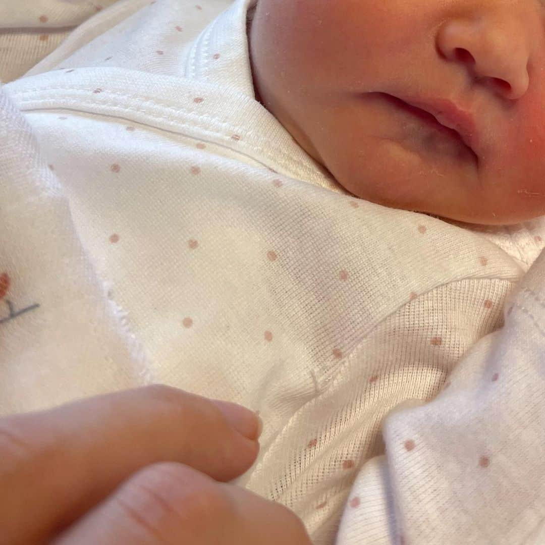 アルバロ・バスケスさんのインスタグラム写真 - (アルバロ・バスケスInstagram)「El martes 20 de madrugada llegó nuestra pequeña Olivia ❤️ Bienvenida al mundo princesa, tus aitas no te pueden querer más ❤️  Paula mi amor, no se como explicarlo pero, eres de otro planeta. Gracias por dar vida, por lo valiente que has sido durante todo el embarazo, eres una auténtica superheroína!  Se que has sufrido mucho pero siempre con una sonrisa, estar a tu lado durante el parto ha sido la mejor experiencia que me has regalado mi amor, eres increíble ❤️ Te quiero.」6月22日 15時24分 - alvarovazquez91