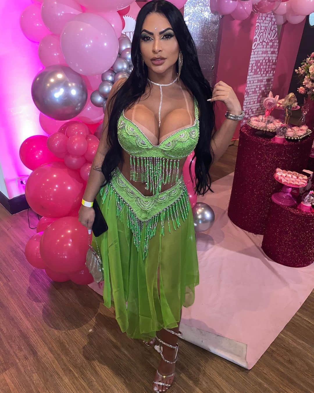 エレン・サンタナのインスタグラム：「Niver da gata @djgabysoares te amo amiga  Feliz aniversário 🎂🎈🎊🎉🎁」
