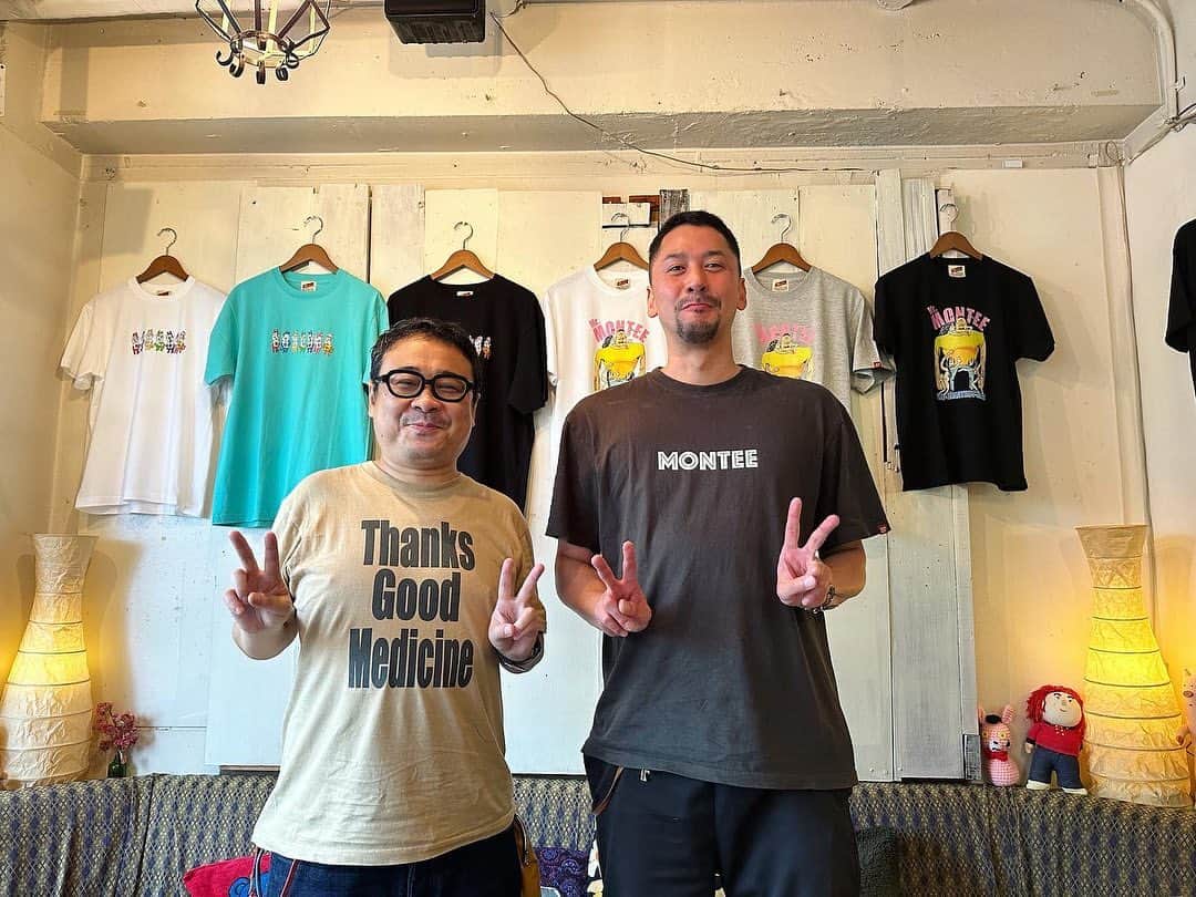 深水元基のインスタグラム：「montee2023 Tシャツ展示やってます！  フラッと"カフェな"にいましたら、バッファロー吾郎A先生にもお会いできました^o^ やったぜ！  ランチに"塩辛パスタ"もいただき大満足٩( ᐛ )و  Tシャツ展示は7/9までやってますm(__)m  詳細こちら↓ https://lit.link/montee  @cafe_na  @asenseidayo」