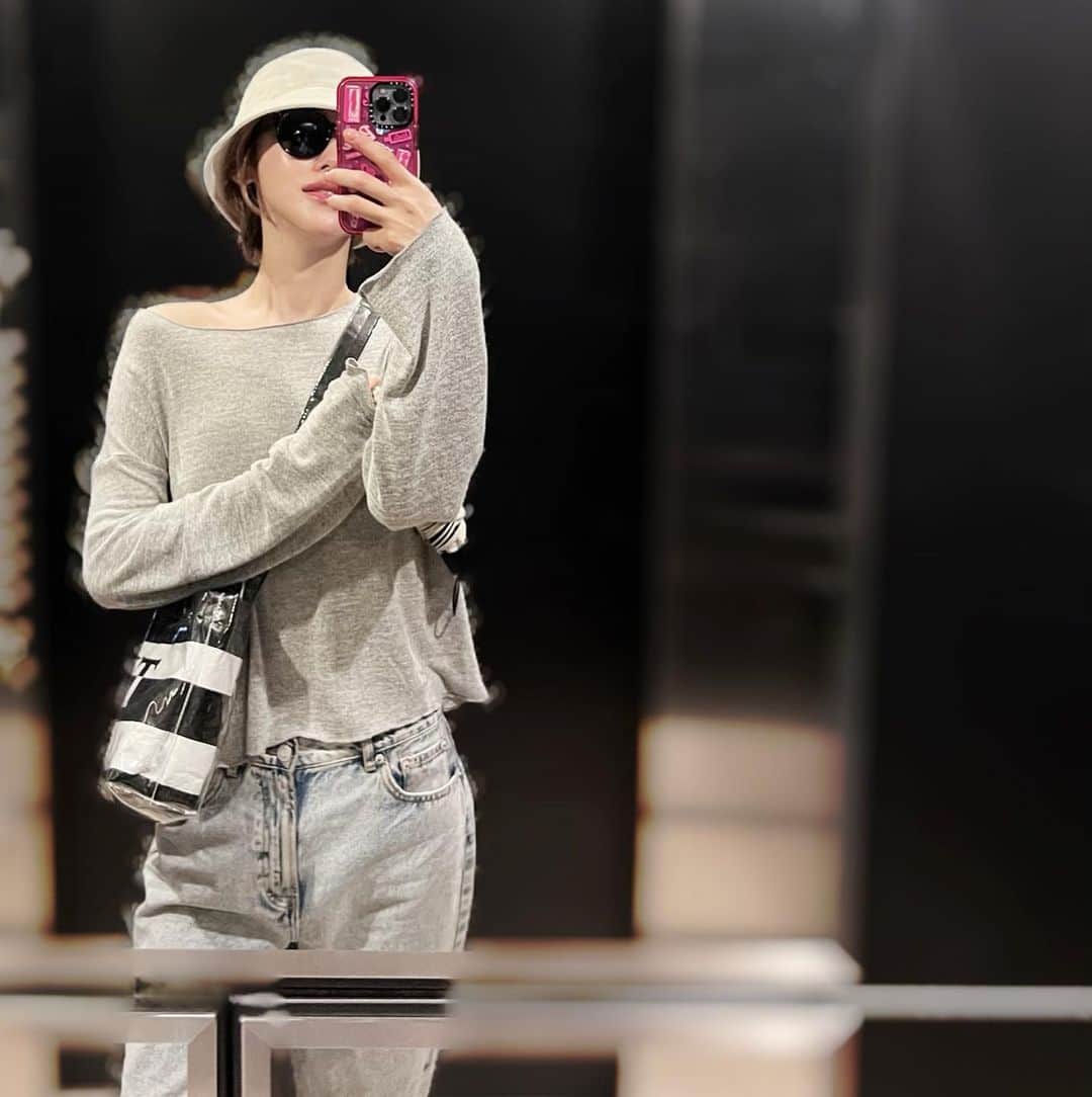 &mのインスタグラム：「🕶️の向こうは寝坊した朝の焦り顔🫣」