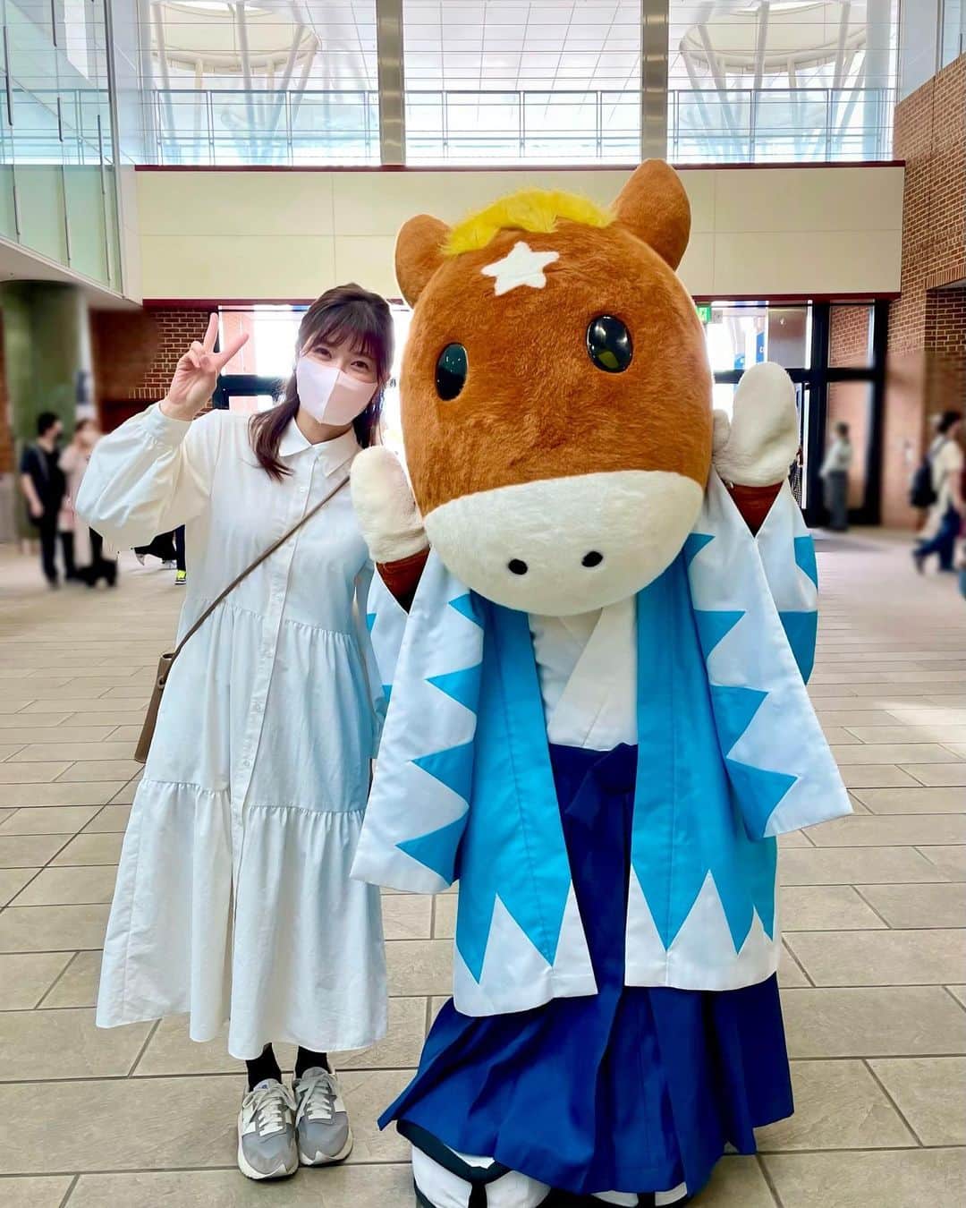 山口実香のインスタグラム：「． 函館に行って来ました。 過ごしやすい気候に美味しいご飯と最高でした😋 母や母の妹達と一緒に競馬場に行けたことも嬉しかったな。 初めて近くで競走馬を見られたことに感動してました🏇✨ 市電に乗ったり、はやぶさを見たりと息子達👦🏻👶🏻も函館を満喫してました。  #函館  #函館競馬場  #はやぶさ」