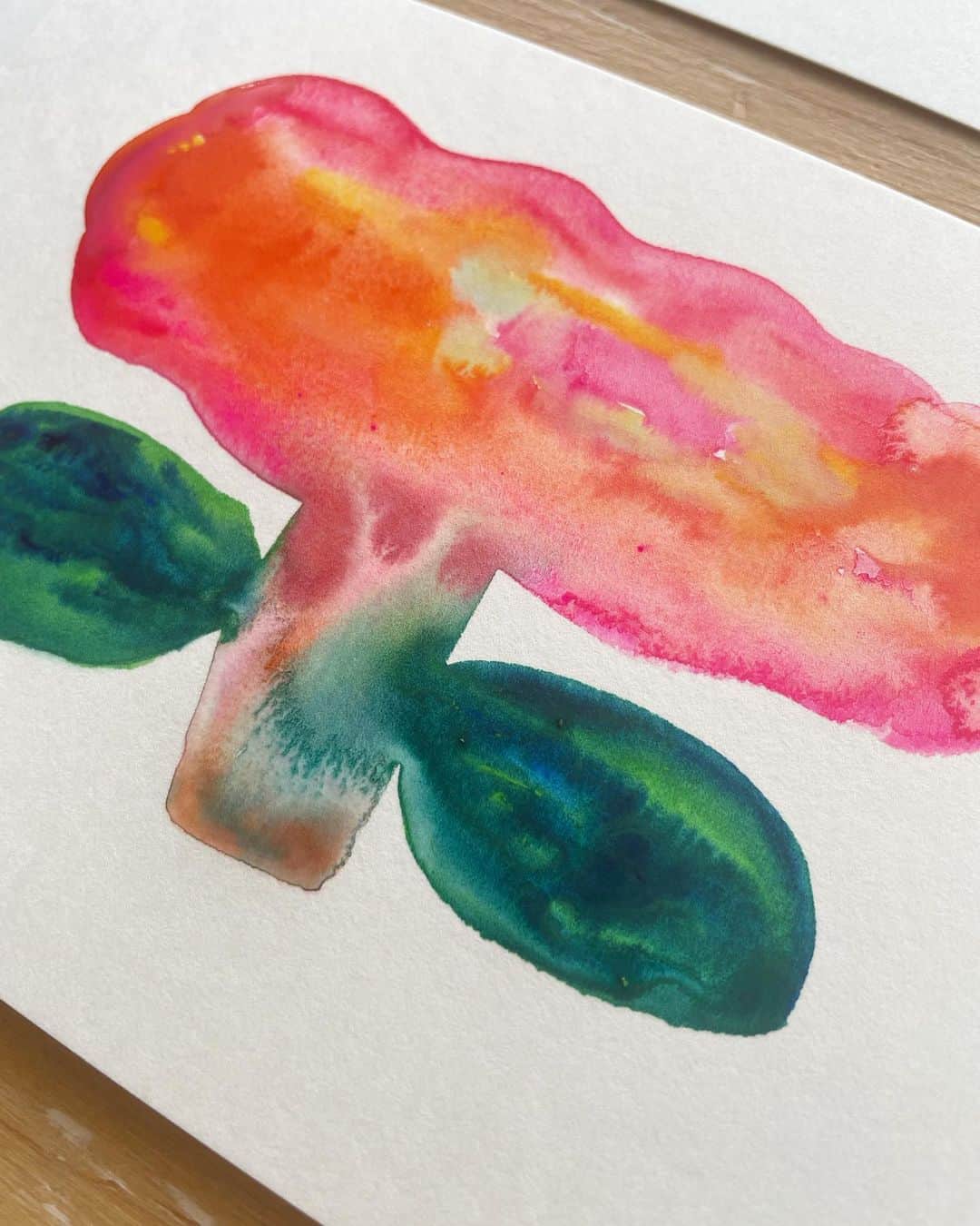 Boojilのインスタグラム：「🎨enjoy drawing 🎨 仕事の合間に自由に絵を描く時間をとるようにしている。毎日ではないけれど気分がよいときに。好きな音楽を聴きながら描くのはなかなか楽しい。  誰かのためじゃなくて、自分のために。お金や生活のためじゃなくて、自分が楽しいから。ただその純粋な気持ちで描く絵を誰かに評価してもらう必要もない。自分が良いな〜良い色だなぁって思うことが大切。  絵を描くのは難しいことじゃない。誰かにうまいね。とか褒めてもらいたい、どう思われるかとか、そういう観点で描くと体に力がはいっちゃう。それでは枠組みから外れることなどできない。うまいとかうまくないとか誰かの視点がそこにはいってくる。  うまいもへたも、絵を楽しむことにそんな言葉は存在しない。自分がいいなぁって思う絵はきっと誰かの心に響くはず。それはいつもわたしのこどもが教えてくれる。どんな絵も私はあなたの絵が好きだよ。  誰にでも絵は描けるし、自分がひとまず満足できればよい。そういうピュアな気持ちと描くことにまっすぐでいたい。」