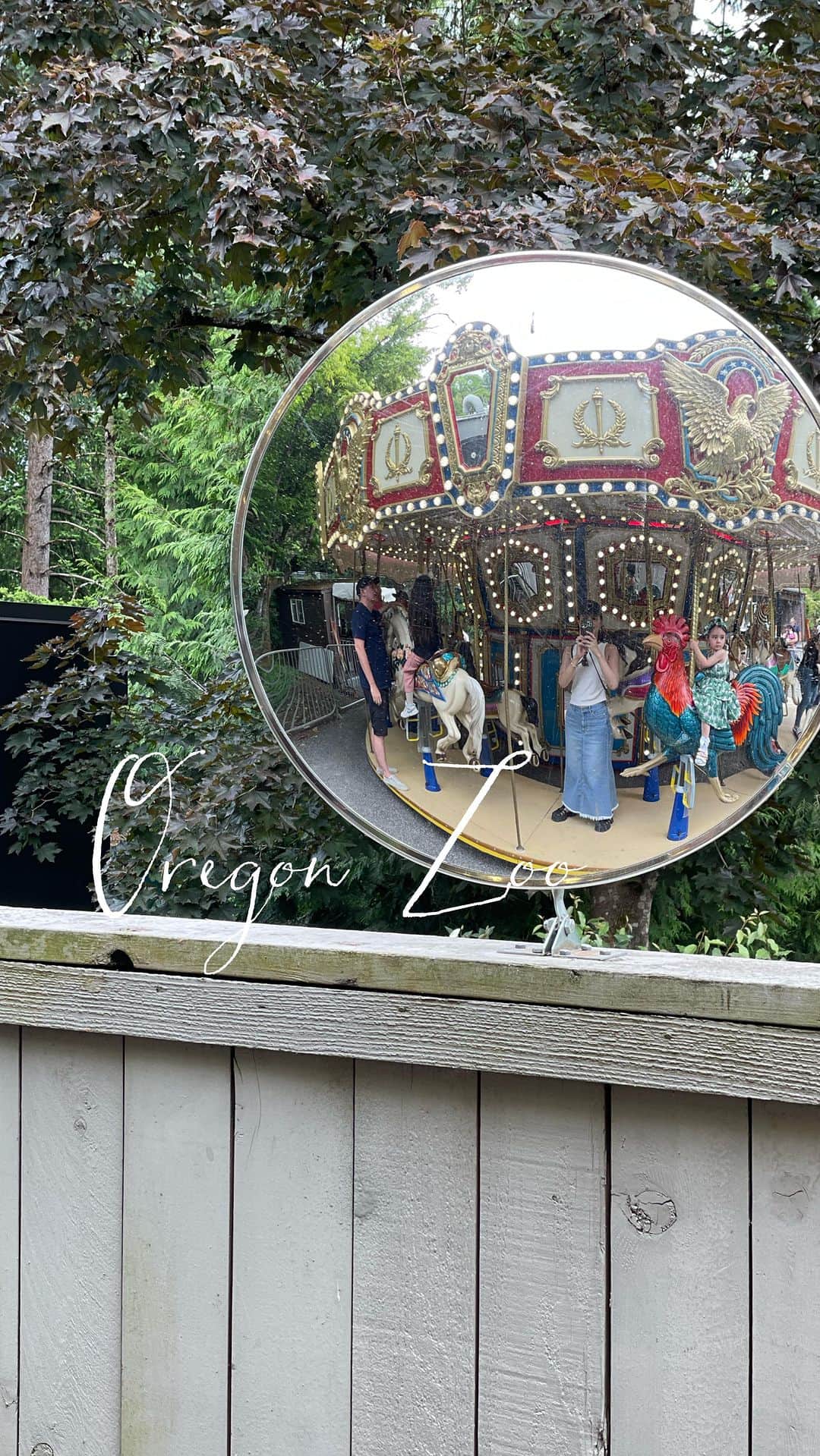 大橋菜央のインスタグラム：「Oregon Zoo 2023🎠 . . . 森と一体化したような自然溢れるオレゴン動物園🐘 . 散歩がてら大人も楽しめ メリーゴーランドや本格的な汽車の乗り物もあり 何度も訪れたくなる場所🫶 . メリーゴーランドのキャラクターが チキンやドラゴンや猫やら色々あって 選ぶとこでわちゃわちゃ一悶着😇 . . . Mia outfit @nike  Ann outfit @janieandjack  Doll @kodomomarkt  . #oregonzoo #オレゴン動物園 #オレゴン #ポートランド #portland #naoliving_portland  #miababyliving  #annbabyliving」