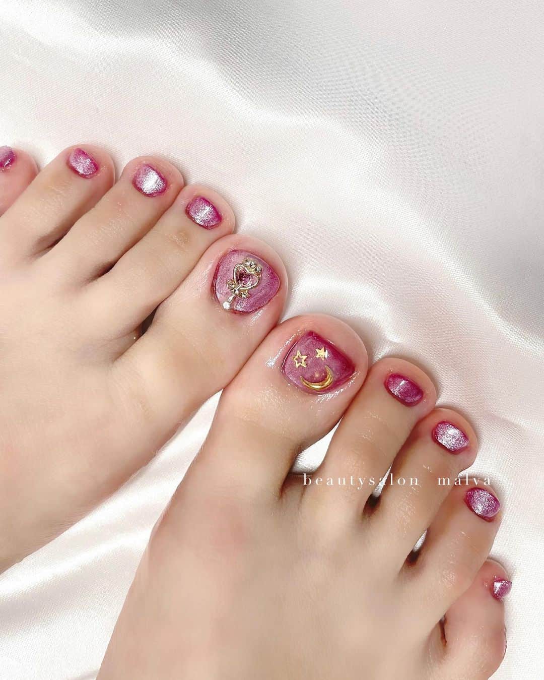 nailsalon malva（ネイルサロンマルヴァ）のインスタグラム：「【ムーンスタイル 〜選べる推しカラーカラーネイル〜】でご予約可能🉑 ⁡ ⁡ 足の爪の長さなどはお客様の見せたいバランスに 合わせてスタイリングします💡 ⁡ 爪のお悩みを解決しながら可愛いネイルを作ります✨ ⁡ ＿＿＿＿＿＿＿＿＿＿＿＿＿ ⁡ ⁡ 𝐛𝐞𝐚𝐮𝐭𝐲𝐬𝐚𝐥𝐨𝐧 𝐦𝐚𝐥𝐯𝐚⠀ 📍明治神宮前駅｜原宿駅　徒歩𝟑分 ⠀ 💬ご予約やお問い合わせ 𝐋𝐈𝐍𝐄から承っております @ 𝐦𝐚𝐥𝐯𝐚 ⁡ お気軽にご連絡ください♡ ⁡ ⁡ ＿＿＿＿＿＿＿＿＿＿＿＿＿＿ ⁡ ▸ジェルネイル｜スカルプ｜ケア ▸まつげカール｜まつげエクステ ▸ハーブよもぎ蒸し ▸ワックス脱毛 ⁡ ⁡ \ アシスタント募集中💁‍♀️ / ⁡ ▸リモート可オンラインの画像動画制作アシスタント ▸サロンワーク全般アシスタント ⁡ ⁡ ⁡ ⁡ ⁡ ⁡  #フットネイル #マグネットネイルデザイン #ピンクマグネットネイル #malva #malvaネイル #足の爪 #爪の亀裂 #パーツネイル  #nails #原宿ネイル #夏ネイル  #表参道ネイル #東京ネイルサロン　#明治神宮前ネイル #新宿ネイル #千駄ヶ谷ネイル #池袋ネイル #harajukunails #tokyonails #tokyonailsalon ⁡」