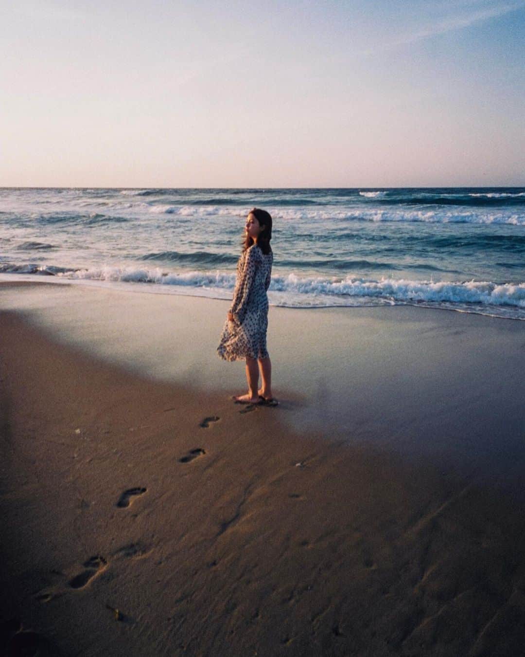 川島海荷さんのインスタグラム写真 - (川島海荷Instagram)「#直線のうみ  あっという間に時間が過ぎていく。もう今年半分終わっちゃうのかぁ、、なんて。 日々の楽しみを見つけて、頑張り過ぎず頑張りましょうね🙋🏻‍♀️」6月22日 15時47分 - umika_kawashima