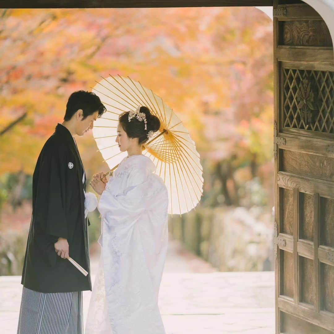 和婚スタイルさんのインスタグラム写真 - (和婚スタイルInstagram)「撮影時に大人気なアイテム 【番傘】  . 和婚スタイルでは、番傘レンタルもオプションにてご用意させていただいております☺️  . 【日本の美しい結婚式を紡ぐ】 @wakonstyle  −−−−−−−−−−−−−−− #和婚スタイル  #和婚スタイル花嫁 #神社  #神前式 #仏前式 #祝言 #番傘 #朱傘  #和装ロケ撮 #2023夏婚  #2023秋婚 #2023冬婚  #花嫁  #ウェディング #結婚式  #和装 #着物  #白無垢  #結婚式コーデ  #和装婚  #前撮り  #和装前撮り #神社挙式 #白無垢 #色打掛 #引振袖」6月22日 15時52分 - wakonstyle