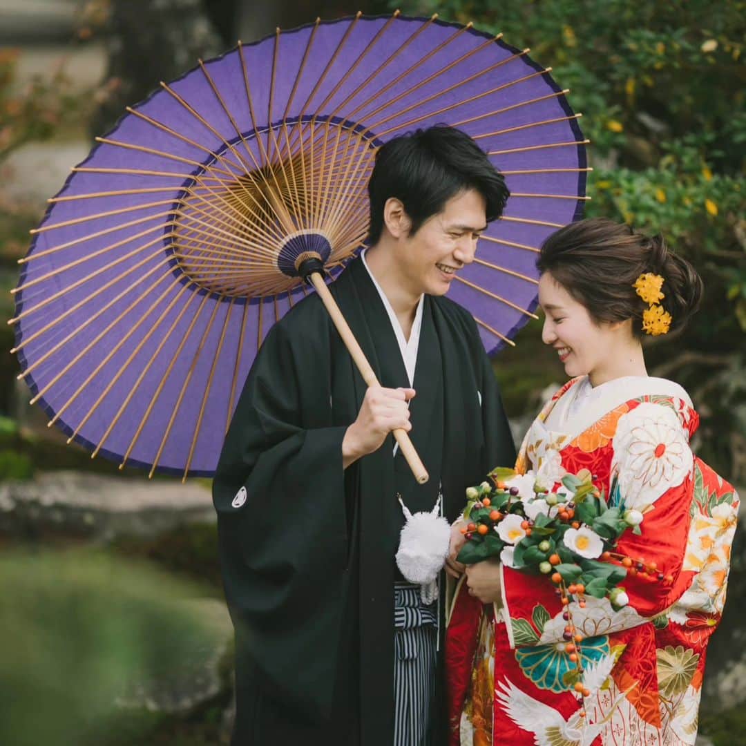 和婚スタイルさんのインスタグラム写真 - (和婚スタイルInstagram)「撮影時に大人気なアイテム 【番傘】  . 和婚スタイルでは、番傘レンタルもオプションにてご用意させていただいております☺️  . 【日本の美しい結婚式を紡ぐ】 @wakonstyle  −−−−−−−−−−−−−−− #和婚スタイル  #和婚スタイル花嫁 #神社  #神前式 #仏前式 #祝言 #番傘 #朱傘  #和装ロケ撮 #2023夏婚  #2023秋婚 #2023冬婚  #花嫁  #ウェディング #結婚式  #和装 #着物  #白無垢  #結婚式コーデ  #和装婚  #前撮り  #和装前撮り #神社挙式 #白無垢 #色打掛 #引振袖」6月22日 15時52分 - wakonstyle