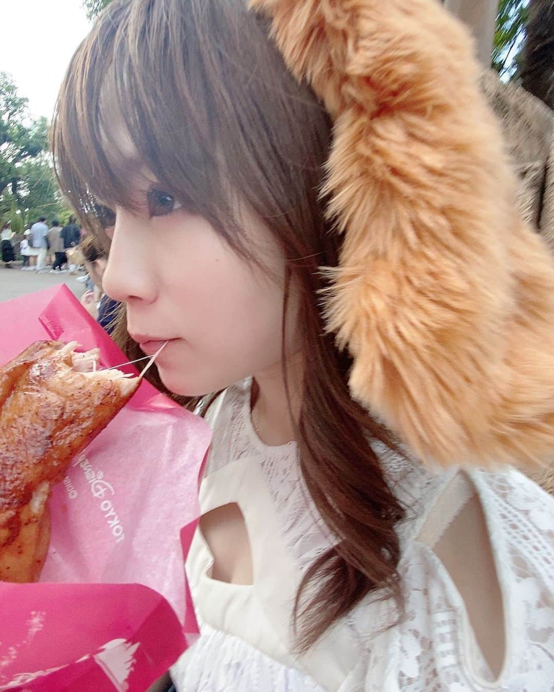 天宮花南さんのインスタグラム写真 - (天宮花南Instagram)「チキンにかぶりつく このターキーレッグ大好き . . . . #ディズニー#ディズニーシー#ターキーレッグ#ターキー#チキン#わんわん物語#レディ」6月22日 15時54分 - amamiya_kanan