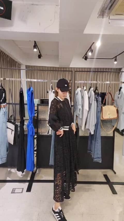 ユ・ハナのインスタグラム：「오픈 두둥♡  비오는 날, 서늘한 날, 팔뚝살이 창피해지는 날, 한여름 멋있는 옷이 필요해지는 날,  분명 안사면 후회 할 제시뉴욕의  #매쉬후드점퍼 와 #레이스블루종점퍼  오픈날♡ 제시뉴욕본사에서, 입어보기 라방이였습니닷」