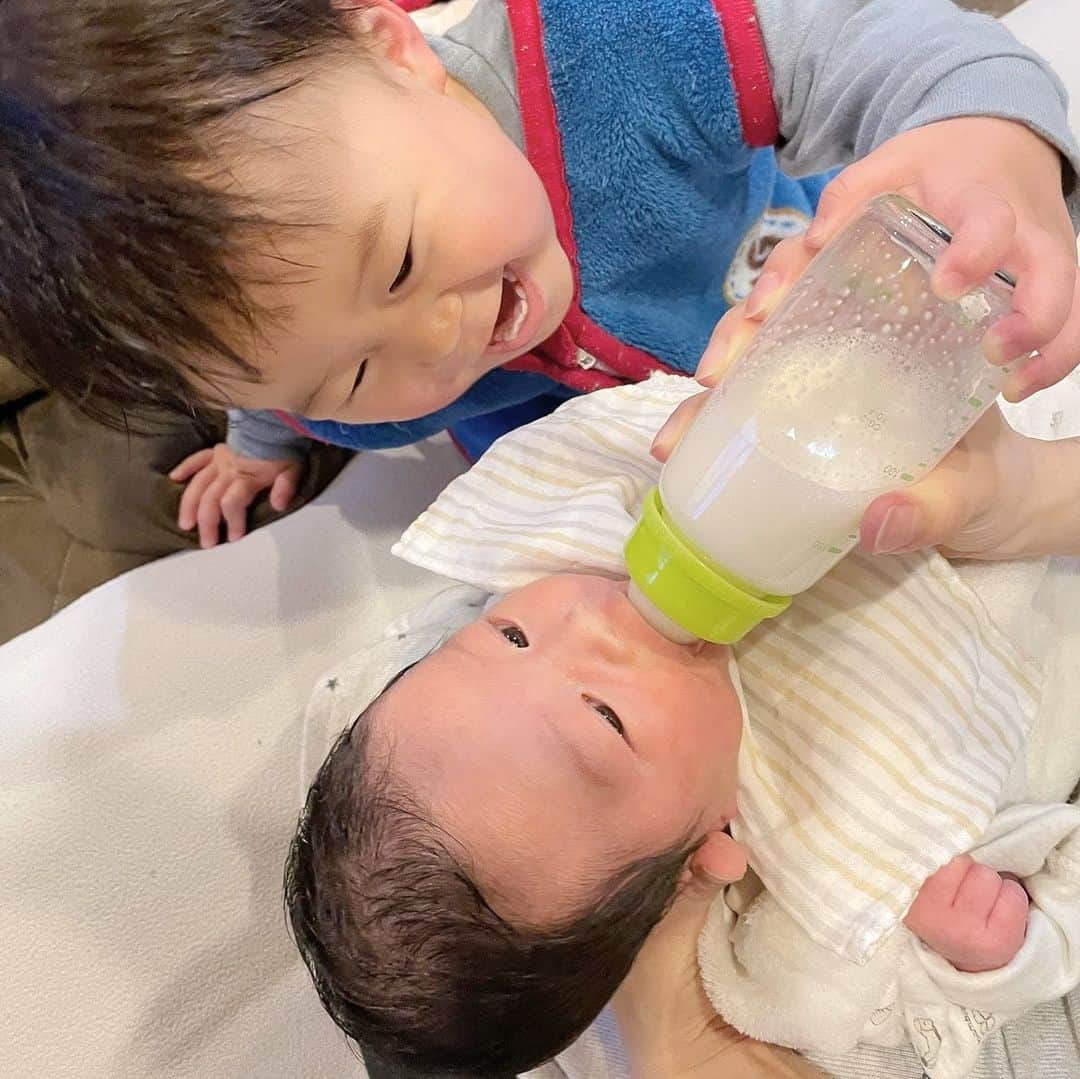 花王 メリーズ Merriesのインスタグラム：「ママとお兄ちゃんにミルクを飲ませてもらっている赤ちゃん👶♡ . とっても優しいお兄ちゃんですよね👏 日に日にお兄ちゃんになっていく様子にママも感動しちゃいますね🥹💖 . これからも兄妹仲良しでいてくださいね🤗 . こちらの素敵なお写真は @ha.ko_cawaii さんのお写真です。 @ha.ko_cawaiiさまのアカウントはとっても素敵なお写真ばかりですので、みなさんもぜひご覧になってみてくださいね😍 --------------------------------------------------- 花王の赤ちゃん用品ブランド「メリーズ」公式アカウントです👶 . 「#メリーズ」「#メリーズファーストプレミアム」で投稿いただいた中から素敵なお写真をご紹介していますので、ぜひ投稿してみてくださいね✨ . 新発売！パワフル通気でムレ発散。メリーズで「#ずっと肌さら」🎵 --------------------------------------------------- . . #メリーズファーストプレミアム #赤ちゃん #ベビー #成長記録 #子育て #子育てグラム #赤ちゃんのいる生活 #新米ママ #プレママ #ママカメラ #親バカ部 #ハイハイ #赤ちゃんのいる暮らし #赤ちゃん写真 #赤ちゃん動画 #ベビスタグラム #0歳 #1歳 #2歳 #育児 #育児あるある #ベビーフォト #ベビーグッズ #オムツ #オムツ姿 #育児グッズ #👶」