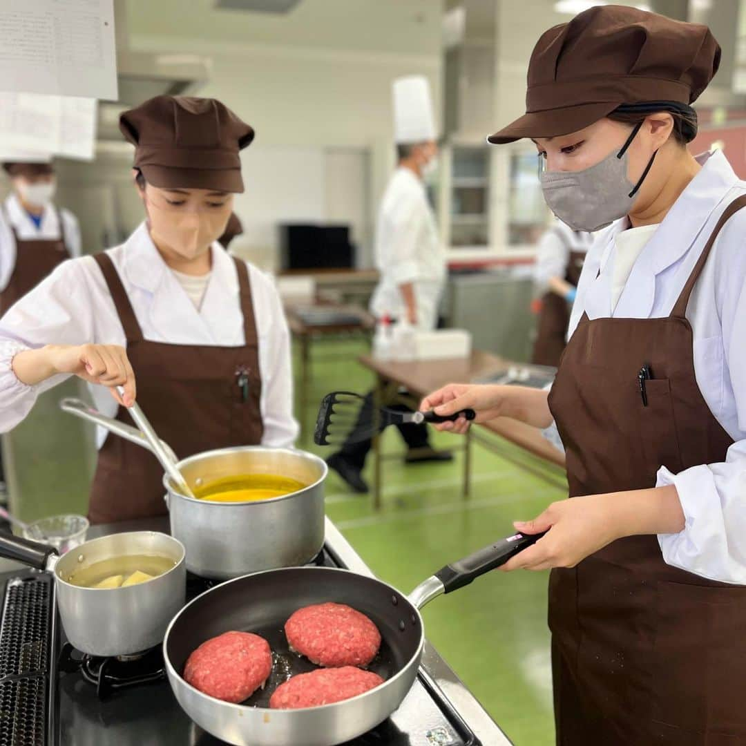 福岡女子短期大学さんのインスタグラム写真 - (福岡女子短期大学Instagram)「💎健康栄養学科１年生 「基礎調理学実習１」  本日は洋食の山並先生 指導のもと 洋食料理 ✨＊ハンバーグ・人参のポタージュ を調理しました  今回ハンバーグの付け合わせは ジャガイモとズッキーニを使用しました🙌  どれも美味しそう  #福岡女子短期大学  #健康栄養学科  #栄養士の卵 #栄養管理」6月22日 16時00分 - fukuoka_wjc