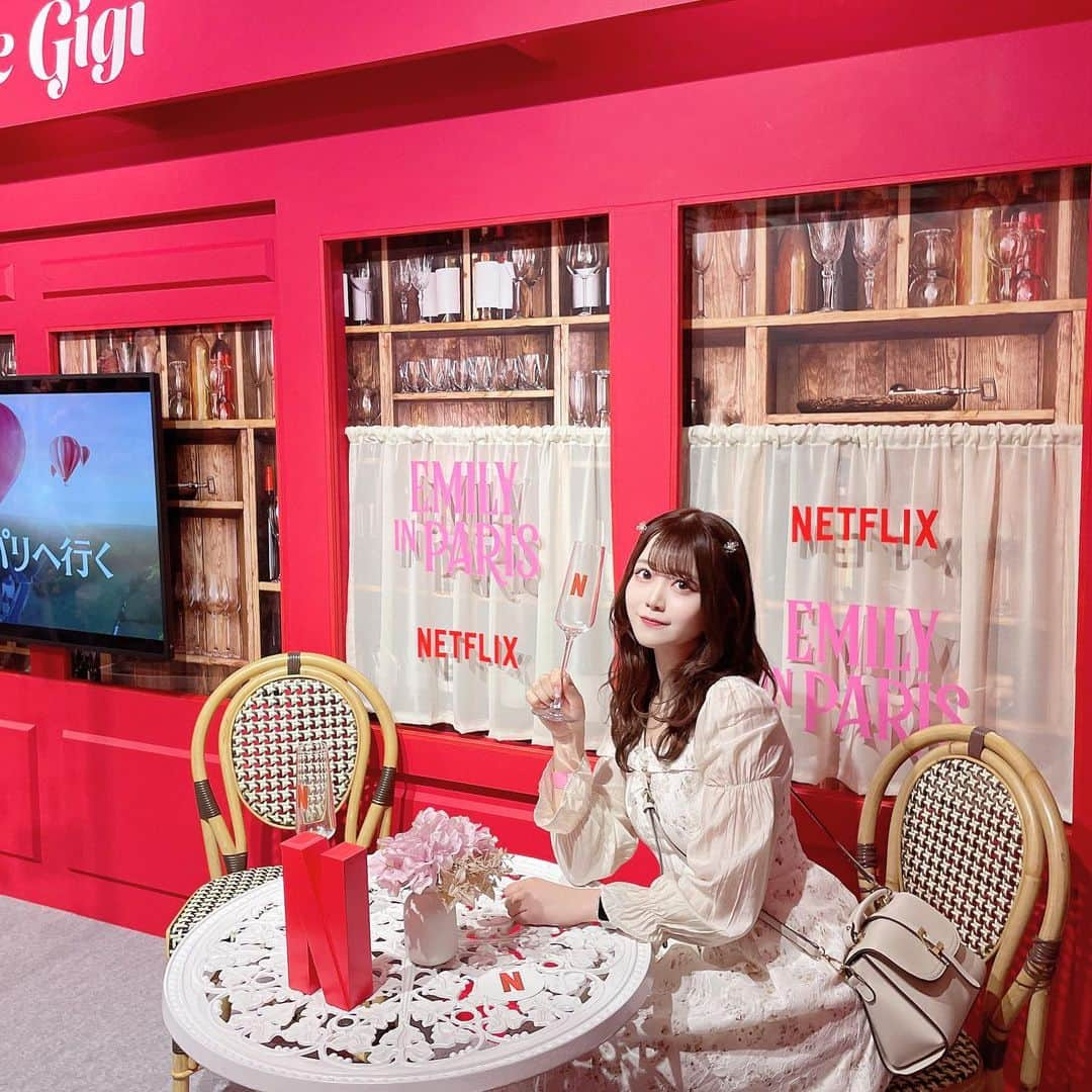 茉井良菜のインスタグラム：「🌹 𝐄𝐌𝐈𝐋𝐘 𝐈𝐍 𝐏𝐀𝐑𝐈𝐒 🌹 ⁡ ⁡ ⁡ ⁡ #netflix #netflixoriginal #ネトフリ #emilyinparis #エミリーパリへ行く #onlyonnetflix #展示会巡り #ポップアップ #popup」