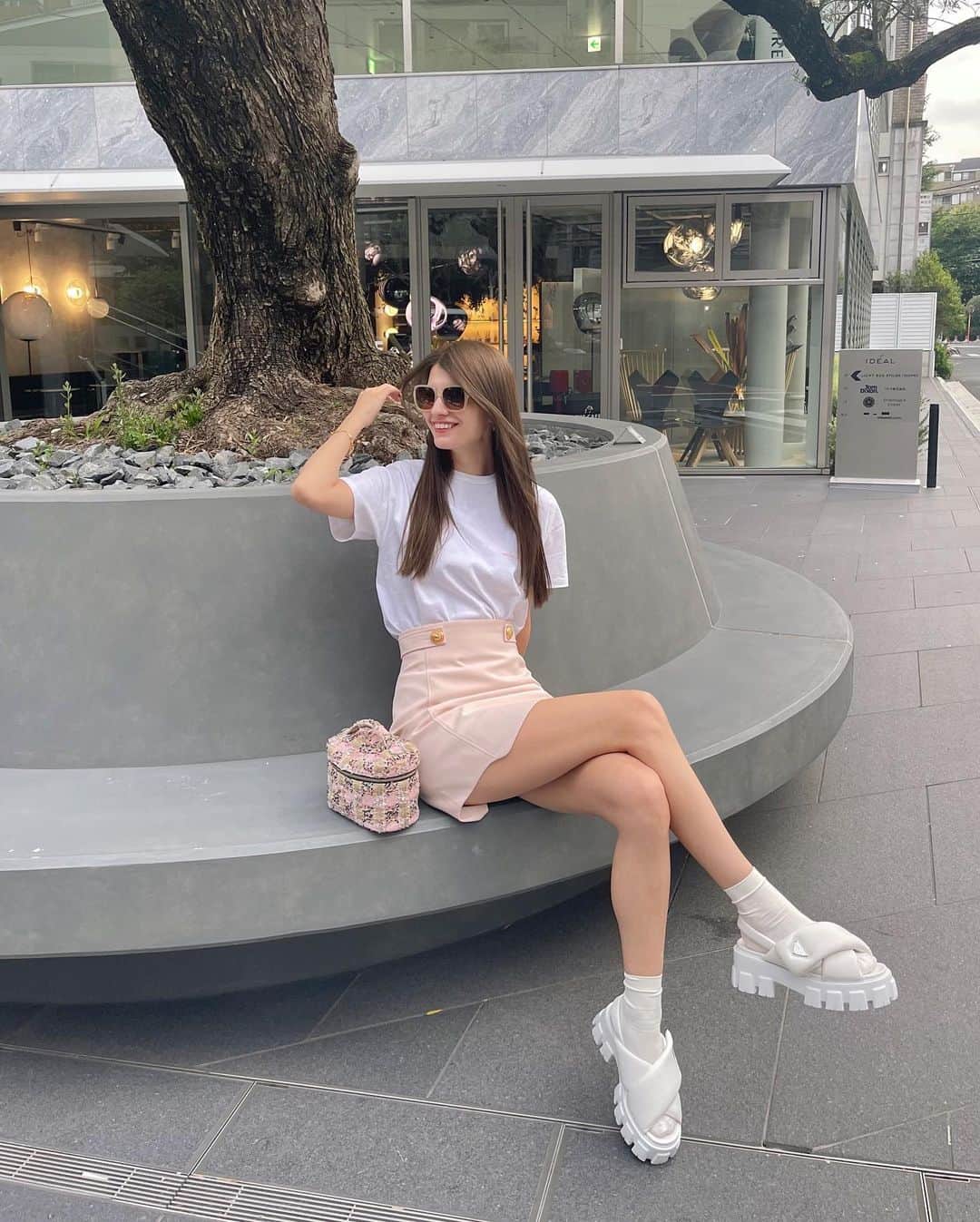 マギーのインスタグラム：「🍑🤍🍑🤍  T-shirt @encircletokyo  Skirt @balmain  Bag. @charmante__femme  Shoes @prada  Sunny’s @chanelofficial   ヘアカラーも明るめに！」