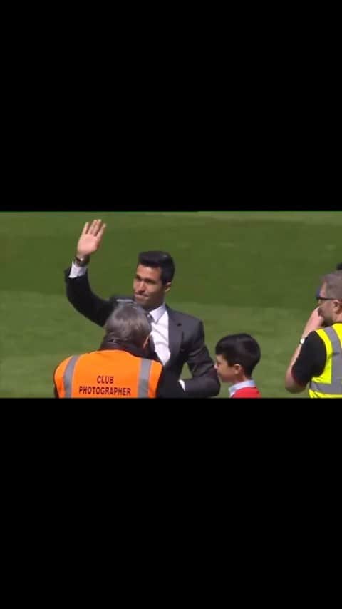 ルイス・ハビエル・ガルシア・サンスのインスタグラム：「TBT Left the club in 2007, after my ACL injury and never had the chance to say goodbye to the supporters. LFC invited me to have a Farwell at Anfield with my son Joel. One of the most emotional days I had on a football pitch.  Thank you !! #OnceaRedAlwaysaRed #LFC  #TBT」