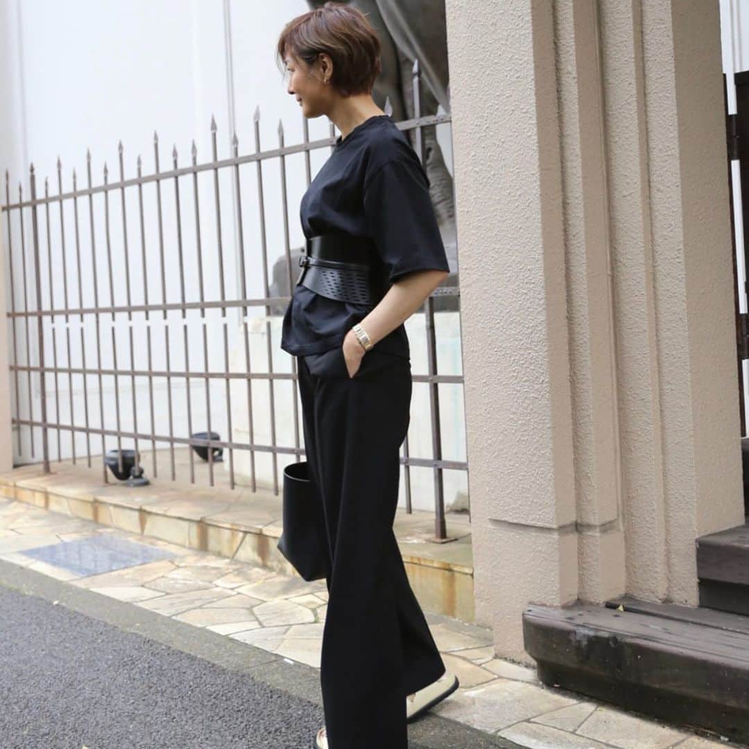 富岡佳子さんのインスタグラム写真 - (富岡佳子Instagram)「#outfit 今年はTシャツにビスチェベルトが気分です…でもまだ慣れていないので同色で纏めてみました🖤」6月22日 16時24分 - yoshikotomioka