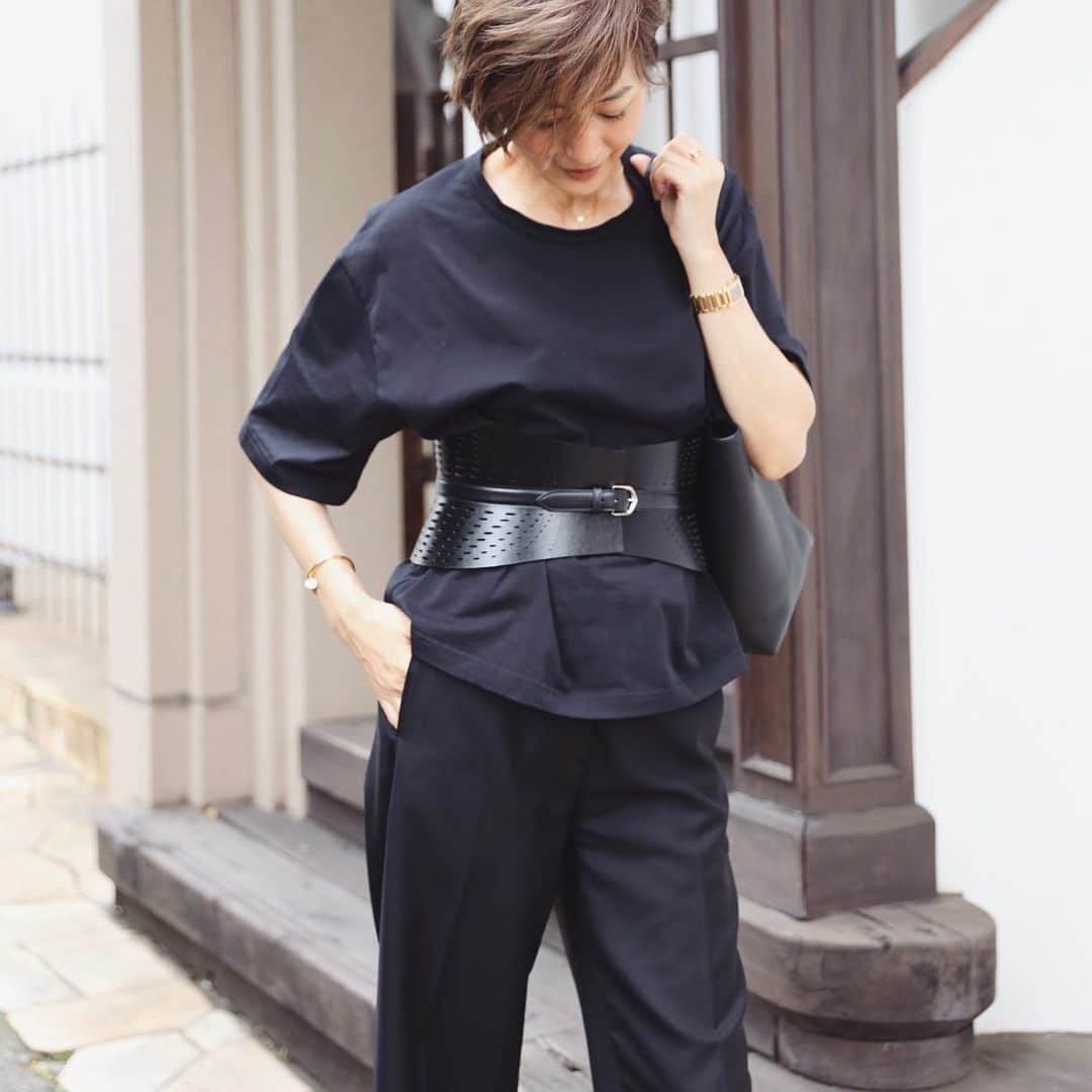 富岡佳子さんのインスタグラム写真 - (富岡佳子Instagram)「#outfit 今年はTシャツにビスチェベルトが気分です…でもまだ慣れていないので同色で纏めてみました🖤」6月22日 16時24分 - yoshikotomioka