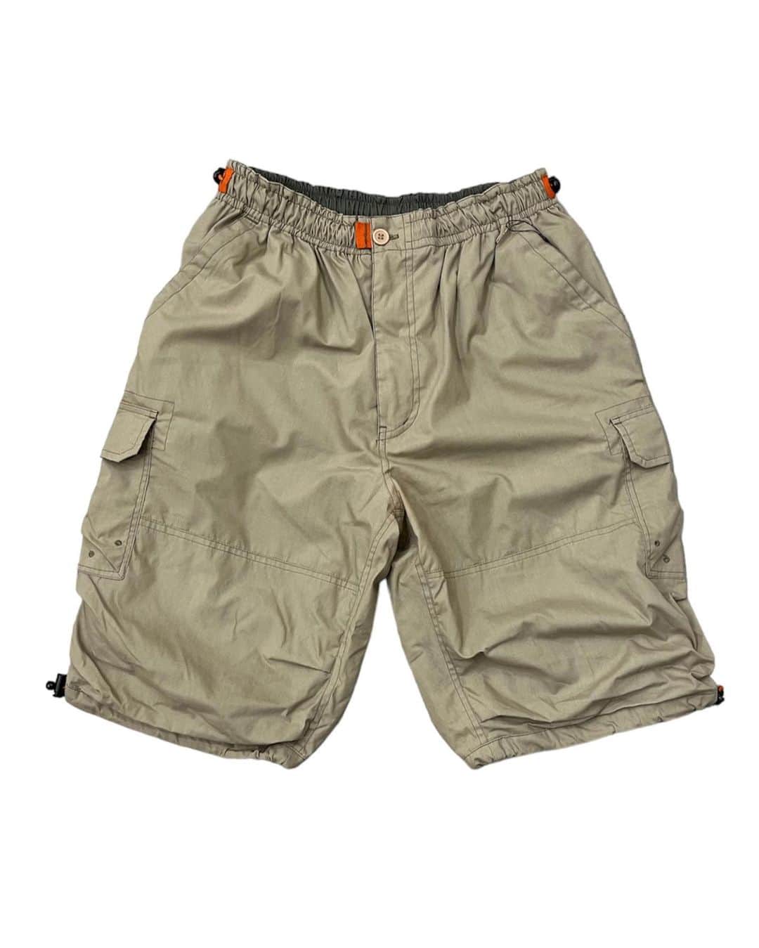 ジャムルのインスタグラム：「カーゴ TECH ショーツ ベージュ ¥5900+tax(6480) . ストリートで注目度の高いテック系アイテム。 ベージュのボディにアクセントのオレンジ、ミリタリーのディティールも格好良い。 .  WEB SHOPに入荷しております。 是非ご覧ください。 jammru.com  #お問い合わせはお電話で承ります #jammru #osaka  #fashion  #streetstyle  #streetfashion  #vtg  #vintage  #used  #usedclothing  #古着 #古着屋 #ファッション #70s #80s #90s」