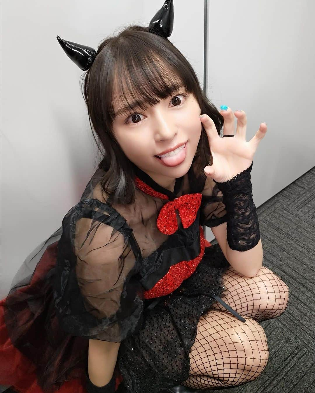 寺坂ユミさんのインスタグラム写真 - (寺坂ユミInstagram)「小悪魔ちゃん👿❤️  #網タイツ」6月22日 16時32分 - 129ym