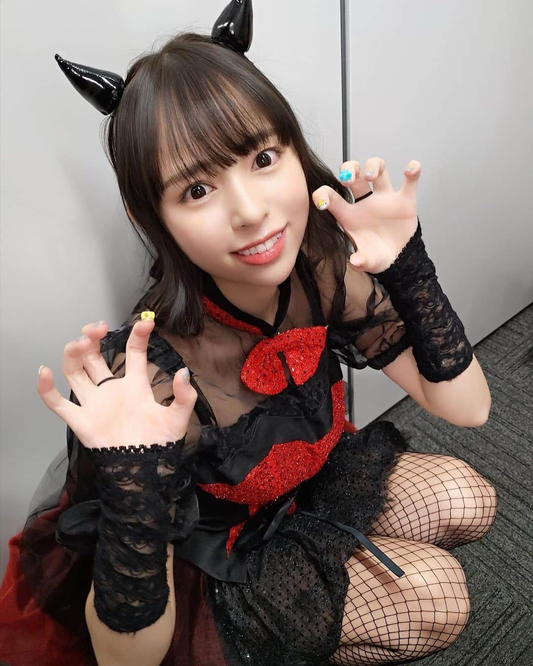 寺坂ユミのインスタグラム：「小悪魔ちゃん👿❤️  #網タイツ」