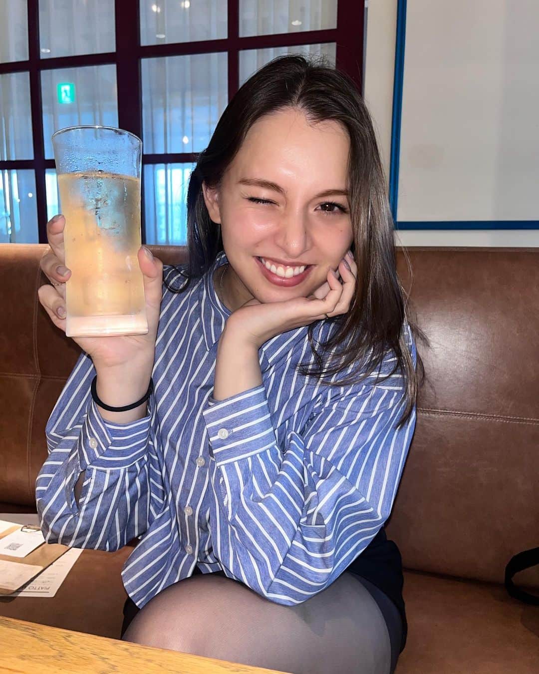 アイシスのインスタグラム：「ハイボールうぃい🥹 とてもリスペストしてる友達とお茶、 という名のハイボール🥹しあわせ  ゆうなといるといつも前向きになれる！  ゆうなの作ってる美容液のおかげで 肌も綺麗になったし、 顔小さくなったってみんなに言われる！ ほんとにありがとう🥹  #lunchtime #ありがとう #ハイボール #滝澤いしすと趣味の世界史 #ヒト幹細胞培養液 #美容 #キャスター #リポーター #MC #司会 #ラジオパーソナリティー  #yunaśchoice #ゆうなはカフェオレ #一人ハイボール #笑」