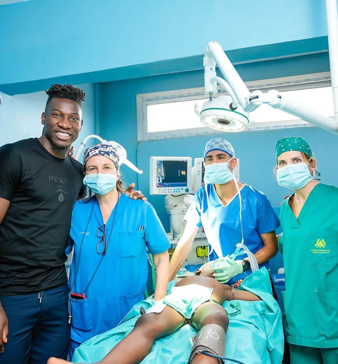 アンドレ・オナナのインスタグラム：「Very happy and proud to continue contributing to build a more prosperous country. The @foundation_andreonana has made it possible for the second edition of the Paediatric Surgery Campaign to be a great success and to help hundreds of Cameroonian children. The collaboration with the NGO @cirujanosenaccion is another example of our willingness to create strategic alliances to create a positive and real impact on the lives of my compatriots.  Thank you from the bottom of my heart to all the people who make this great project possible. This is one more motivation to continue working together to create a fairer and more developed society.  André Onana」