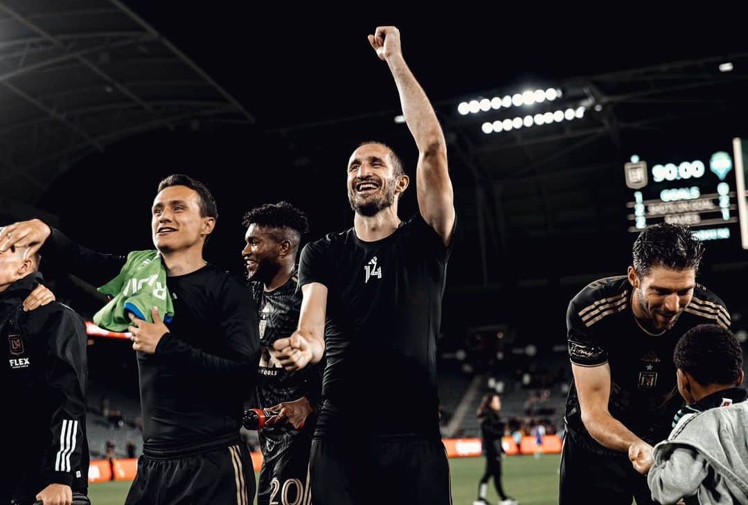 のインスタグラム：「Guess who's jumping for joy? 😄  Great W and clean sheet! 💪 #LAFC」