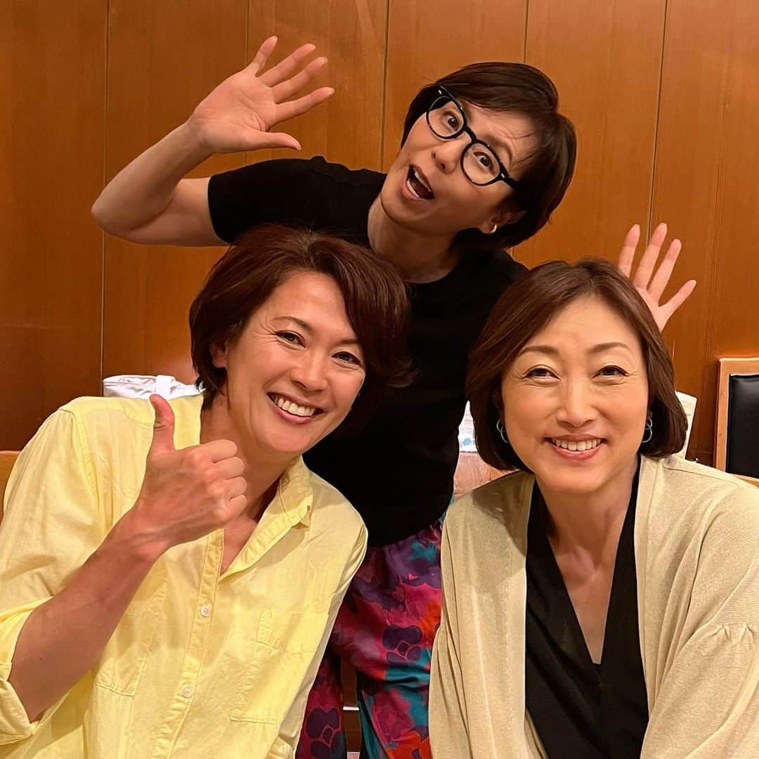 田中ウルヴェ京さんのインスタグラム写真 - (田中ウルヴェ京Instagram)「ちょっと前の3人ごはん。  自分だけ真面目な笑顔してたようだ。  おかしいなあ 私だけが酔っ払ってて、二人はまーまーシラフに近かったはず。二人とも元気な美女だ。  きみちゃんもゆうこちゃんも現役時代には交流なかったけど  今いろんな濃い話できるのはとても楽しい。ご縁ご縁。🥰  #陣内貴美子  #有森裕子  #同年代  #鮨かねいし  #ご近所さん」6月22日 16時29分 - miyako.tanaka.oulevey