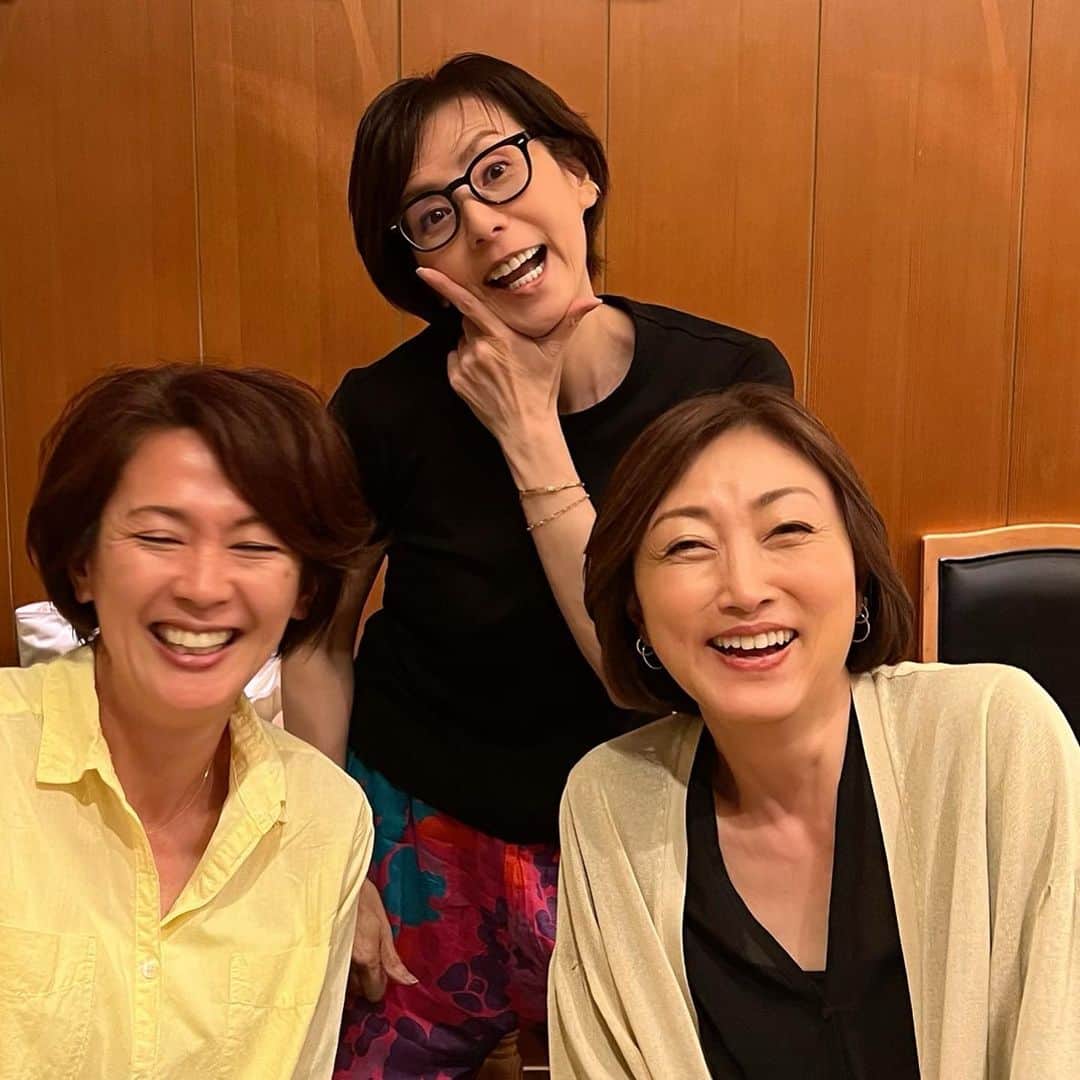 田中ウルヴェ京さんのインスタグラム写真 - (田中ウルヴェ京Instagram)「ちょっと前の3人ごはん。  自分だけ真面目な笑顔してたようだ。  おかしいなあ 私だけが酔っ払ってて、二人はまーまーシラフに近かったはず。二人とも元気な美女だ。  きみちゃんもゆうこちゃんも現役時代には交流なかったけど  今いろんな濃い話できるのはとても楽しい。ご縁ご縁。🥰  #陣内貴美子  #有森裕子  #同年代  #鮨かねいし  #ご近所さん」6月22日 16時29分 - miyako.tanaka.oulevey