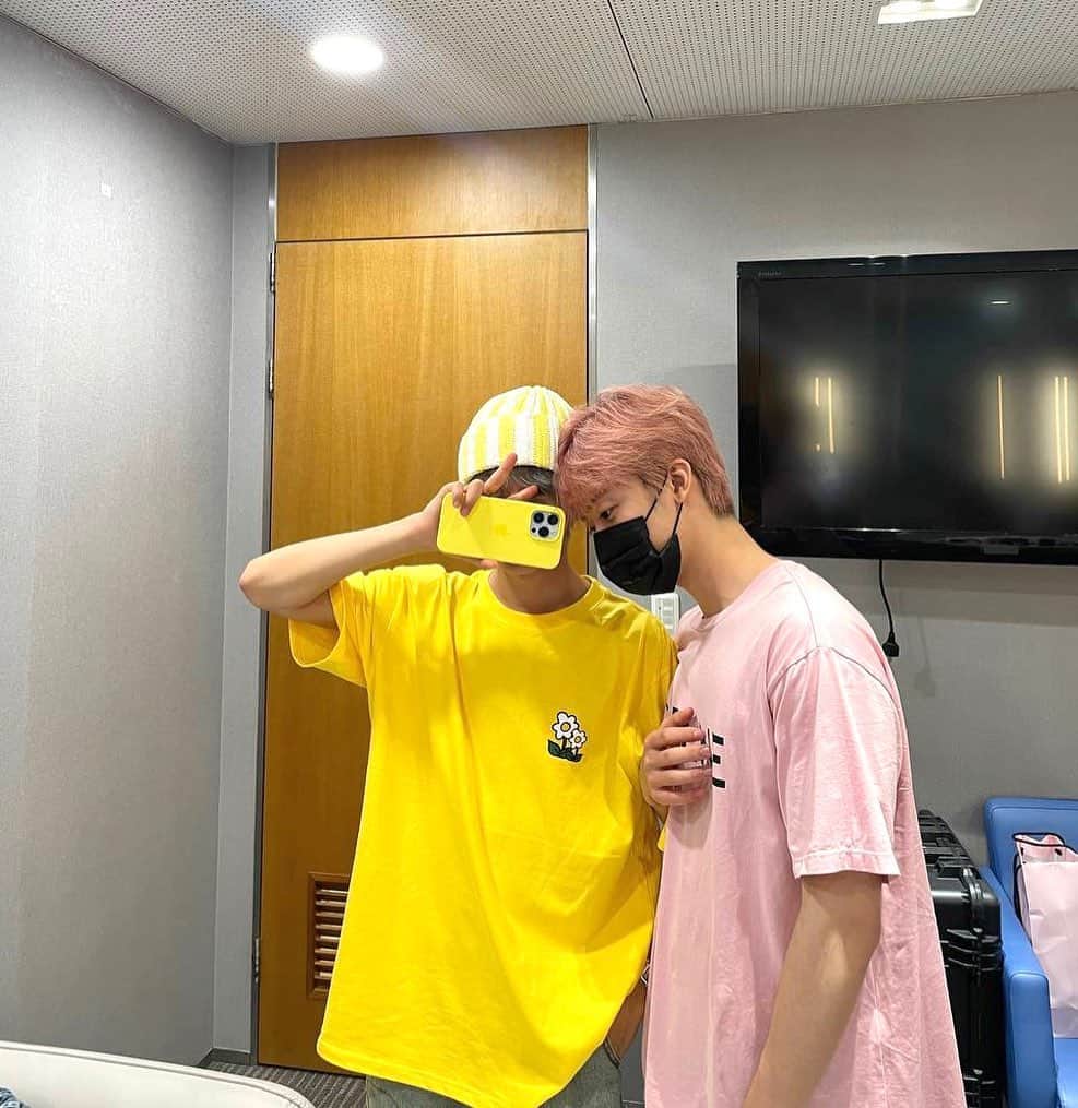 ロンジュンのインスタグラム：「💛💖」