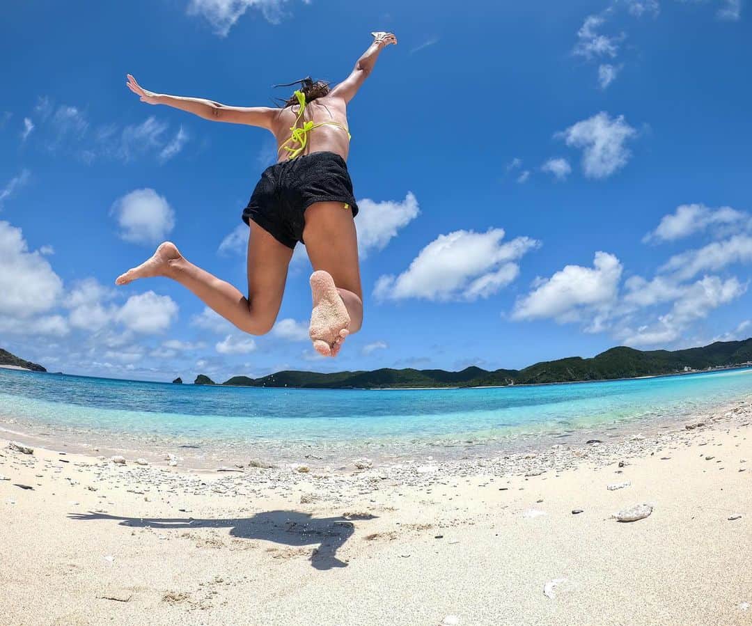 GoProさんのインスタグラム写真 - (GoProInstagram)「最高の海へとジャンプイン！ 世界有数の透明度を誇る座間味のビーチからの一枚。 この作品で @mary.mary_1222 に 「Get Wet, Get Paid」 #GoProアワード を贈呈。$250ゲットです！おめでとうございます👏 ・ ・ ・ #GoPro #GoProJP #GoProのある生活 #沖縄 #座間味 #ビーチ #Okinawa #Zamami」6月22日 16時38分 - goprojp