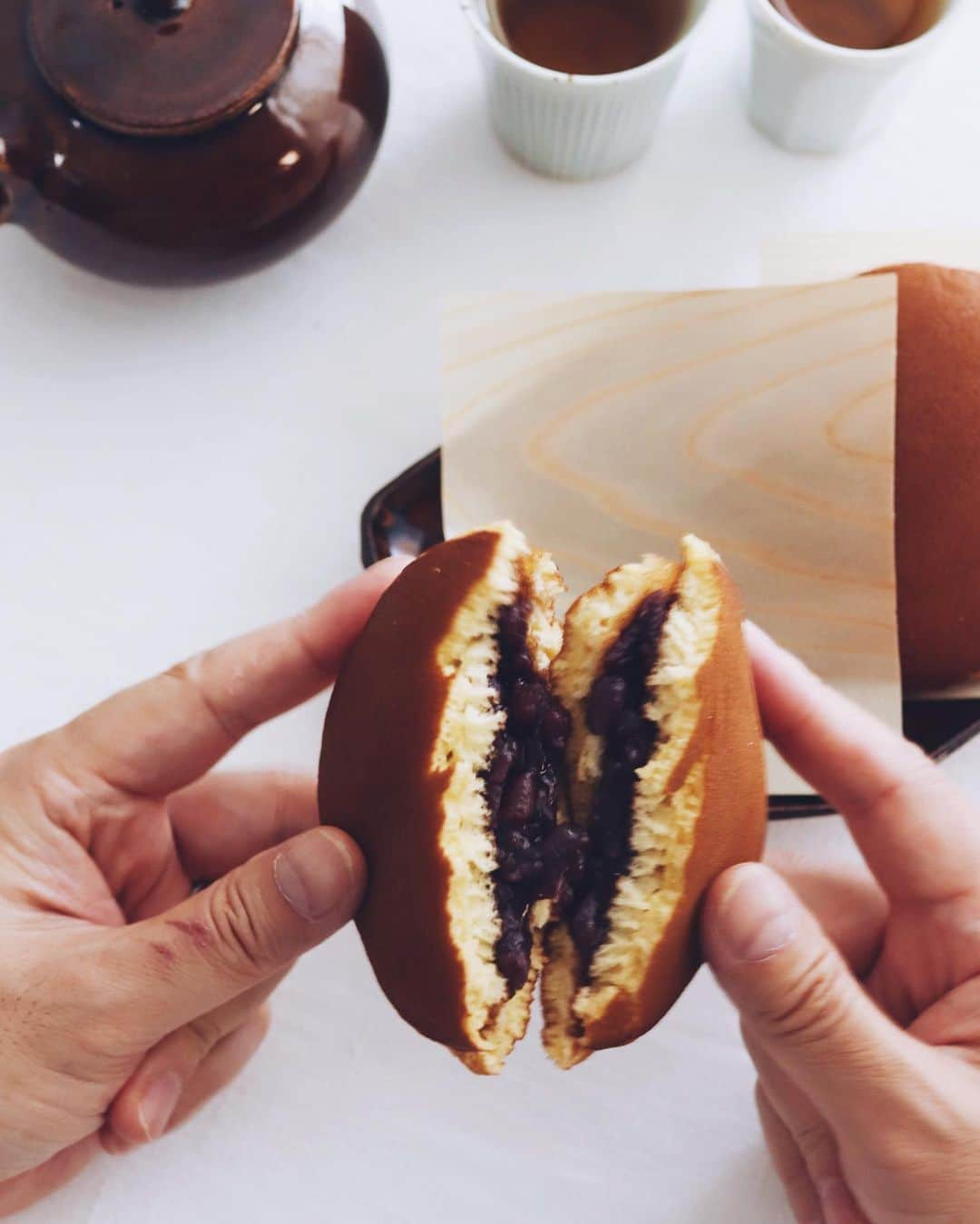 樋口正樹さんのインスタグラム写真 - (樋口正樹Instagram)「Dorayaki . １５時のおやつにどら焼き。 日本橋のほうのうさぎやの。 お裾分けありがとさんです。 あんこのおやつほんと好き🙇‍♂️ . ３枚目は自分の分が無くて 不貞腐れてるぶっちょボナ。 . . #どら焼き #おやつ #あんこのおやつ #うさぎや #日本橋うさぎや #うさぎや日本橋 #Dorayaki」6月22日 16時39分 - higuccini