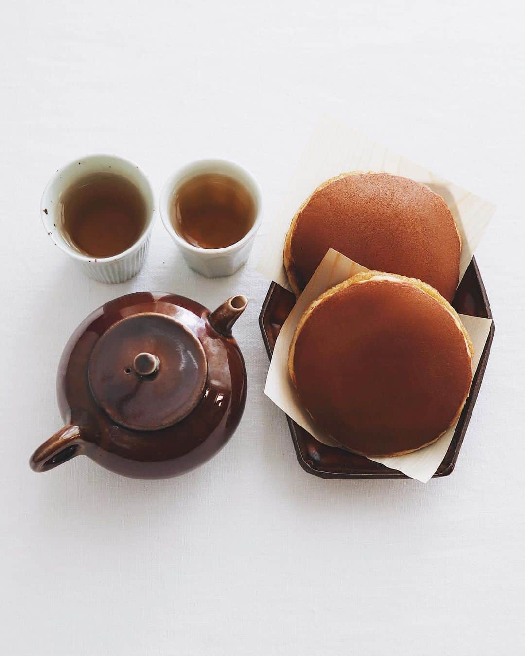 樋口正樹さんのインスタグラム写真 - (樋口正樹Instagram)「Dorayaki . １５時のおやつにどら焼き。 日本橋のほうのうさぎやの。 お裾分けありがとさんです。 あんこのおやつほんと好き🙇‍♂️ . ３枚目は自分の分が無くて 不貞腐れてるぶっちょボナ。 . . #どら焼き #おやつ #あんこのおやつ #うさぎや #日本橋うさぎや #うさぎや日本橋 #Dorayaki」6月22日 16時39分 - higuccini