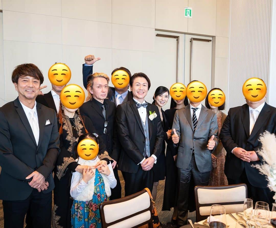 城咲仁さんのインスタグラム写真 - (城咲仁Instagram)「幸せすぎた結婚式 たくさんの方々に祝福される中 同じ芸能界の先輩も沢山御参列頂きました ちかちゃんのお色直し中の一コマのパワーが凄い‼️  #黒木瞳 さん #今井寿 さん #風間トオル さん  こんなにも憧れの人達と同じ時間を過ごせた奇跡に感謝  最高の勇気になります 明日、明後日 気合い入れて頑張ります  人生最高！  いよいよ明日から3日間！ ㊗️丸鶴冷凍チャーシュー炒飯！ 皆様の沢山のご投稿のお陰で 10パーセントOFFが決定致しました！  ▪️6/23日のお昼12:00時から6/25日までの 3日間ずっと10％OFFでお買い求め頂けます ただし毎日数に限りが御座いますので ご承知ください お楽しみに〜  購入はコチラ  https://maruturusoul.base.shop  ⭐️6/24日（土）QVC生放送TSV！生放送 ついに無添加簡単ズボラにダイエットの ダイエット禅食ZEN49が10周年をみなさまのおかげで迎える事になりました 心より感謝申し上げます 去年のスペシャルデーTSVと同じ価格設定でなんと 10thアニバーサリーバージョンは54種類になって登場致します 来年のTSVまで販売しないバージョンですので 一年分は確保して健康に強い身体作りをしながら無理のしない3食を食べながらやるダイエットを目指してくださいね  長かったこの10年に想いが募ります 感動してます 今からワクワクしています みんなと一緒に分かち合えたら最高の年になります。  【オンエアスケジュール6/24日】 0時 2時から7時録画放送 8時 11時 14時mix 20時mix 22時から24時  https://qvc.jp/catalog/search.html?keyword=城咲仁  になります 皆様応援宜しく御願い致します😊  みんなが生涯現役ビューティーフルで幸せな毎日がが訪れますように💫と願いを込めて作りました。  #城咲仁  #加島ちかえ  #シンチカ  #ダイエット #禅食 #健康 #強い身体 #腸活 #整える #栄養補給 #美活 #beauty #美肌 #発酵 #qvc #愛 #今日好き  #今日好きになりました #丸鶴 #丸鶴チャーハン #丸鶴炒飯 #丸鶴魂 #peace #街中華 #激うま #焼豚 #キャンペーン」6月22日 16時42分 - shirosaki_jin_official