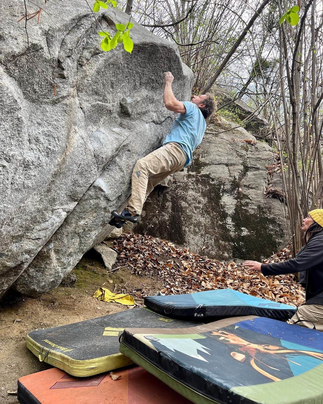 フレッド・二コルのインスタグラム：「Remembering cooler temperatures and dry rocks last April… picture by @savetheearth #bouldering #climbing #ticino #climbingshoedesign」
