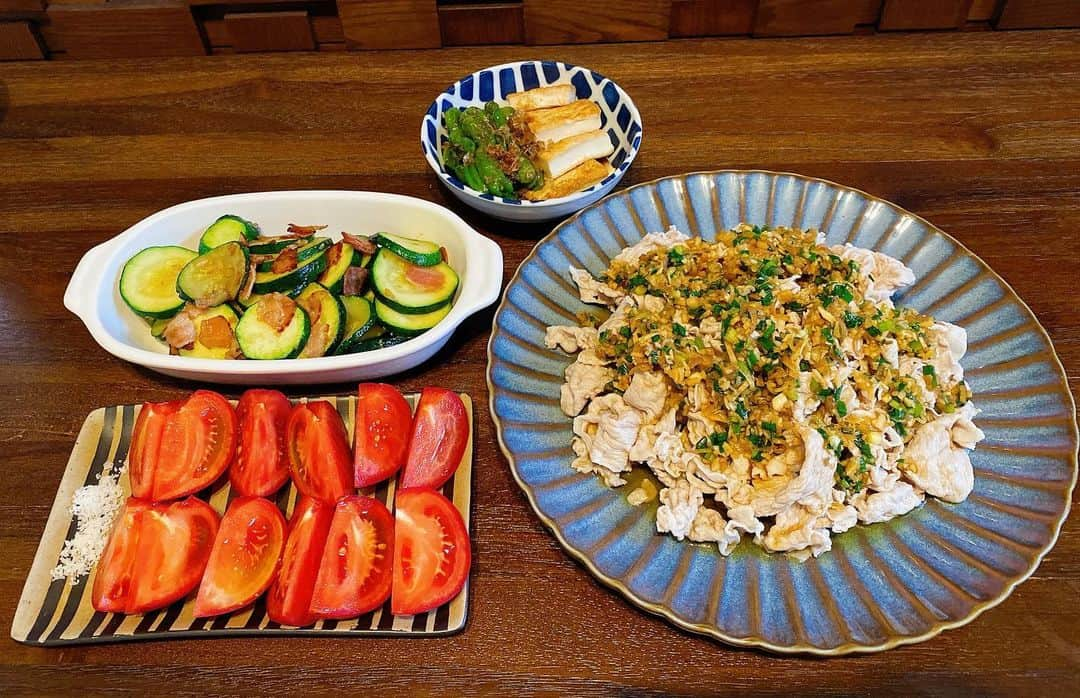 山崎ケイのインスタグラム：「豚しゃぶ香味野菜ダレ とうふとししとうの甘辛焼き ズッキーニとベーコンのニンニク炒め トマト  🍱とうふとししとうな甘辛焼き🍱 水切りした木綿豆腐と、破裂防止に切れ目を入れたししとうを油を引いたフライパンで焼いて、 みりんとしょうゆを入れ、鰹節を絡めました🙋‍♀️  #献立」