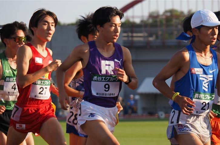 立教大学のインスタグラム：「#立教箱根駅伝2024 #箱根駅伝 #駅伝 #江戸紫   全日本大学駅伝の関東選考会で8位。昨年から3ランクアップしました 第55回全日本大学駅伝対校選手権大会（以下、全日本大学駅伝）の関東学生陸上競技連盟推薦校選考会が6月17日（土）、神奈川・相模原ギオンスタジアムで開催され、本学男子駅伝チームは3回目の出場で8位の成績を収めました。  関東の上位20校が出場 ※1する本選考会では、1万メートルのレースを4組実施。それぞれの組に各校2選手が出場して計8人の合計タイムで争い、上位7校が全日本大学駅伝 ※2への出場権を獲得します。本学は「立教箱根駅伝2024」事業の取り組みにより選手のタイムが上がり、昨年に続き3回目の出場となりました。  第3組終了時点では本大会出場圏内の6位と健闘しましたが、最終的に8選手の合計タイムは3時間59分59秒49で、総合8位という成績をおさめました。7位の大学とは約14秒差という結果です。  本学の出場選手は2、3年次生が中心。今後の成長に期待が高まります。  ※1 シード校を除き、1万メートル公認記録（有効期間2022年1月1日～2023年6月2日）を持つ上位8選手の合計タイムで関東上位20校に出場資格。 ※2 第55回全日本大学駅伝は11月5日、名古屋市～三重・伊勢市にて開催予定。  1組  安藤圭佑（3年）  5着  30'10""46 1組  吉屋佑晟（2年）  20着  30'34""48 2組  林虎大朗（3年）  12着  30'16""09 2組  忠内侑士（4年）  19着  30'19""55 3組  馬場賢人（2年）  16着  29'57""93 3組  山本羅生（3年）  22着  30'06""19 4組  関口絢太（4年）  19着  29'08""01 4組  國安広人（2年）  28着  29'26""78   https://www.rikkyo.ac.jp/hakone2024/news/2023/mknpps000002al8r.html #立教大学 #立教 #立大 #rikkyo #rikkyouniversity #japanuniversity #大学 #大学生 #大学生活 #大学受験」