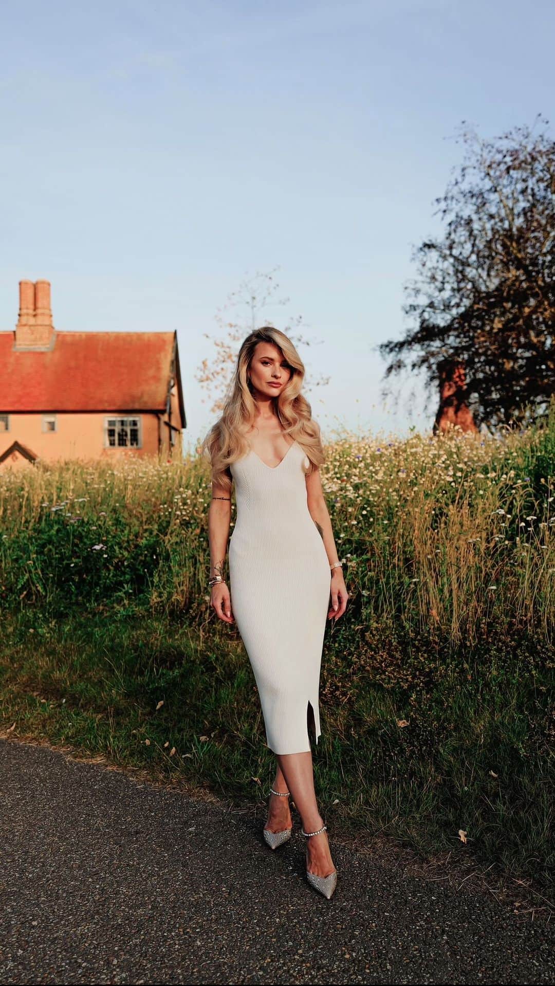 のインスタグラム：「Treated to a weekend in the countryside and some extra bouncy hair by @larrykinghaircare ♥️」