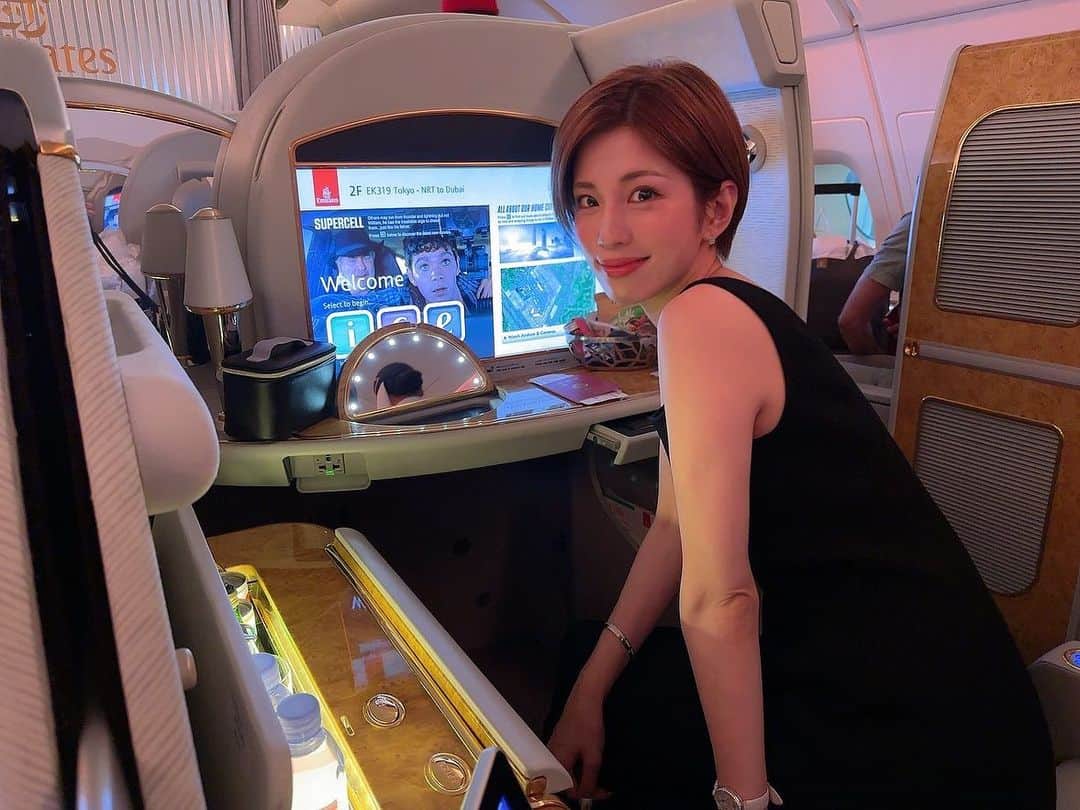 CHIHIRO♡さんのインスタグラム写真 - (CHIHIRO♡Instagram)「6年ぶり?くらいの海外旅行😭  エミレーツ航空のファーストクラスに 初めて乗りました✈️  快適すぎて これ飛行機？って感じ🤣  機内食にキャビアて🤣 他の食事も本当おいしかった笑えちゃう  最後の写真は エミレーツのパジャマ着たら 入院患者になった様子。w  #海外旅行 #エミレーツ航空 #ファーストクラス #emirates #firstclass #trip #機内食」6月22日 16時59分 - chipipipi918