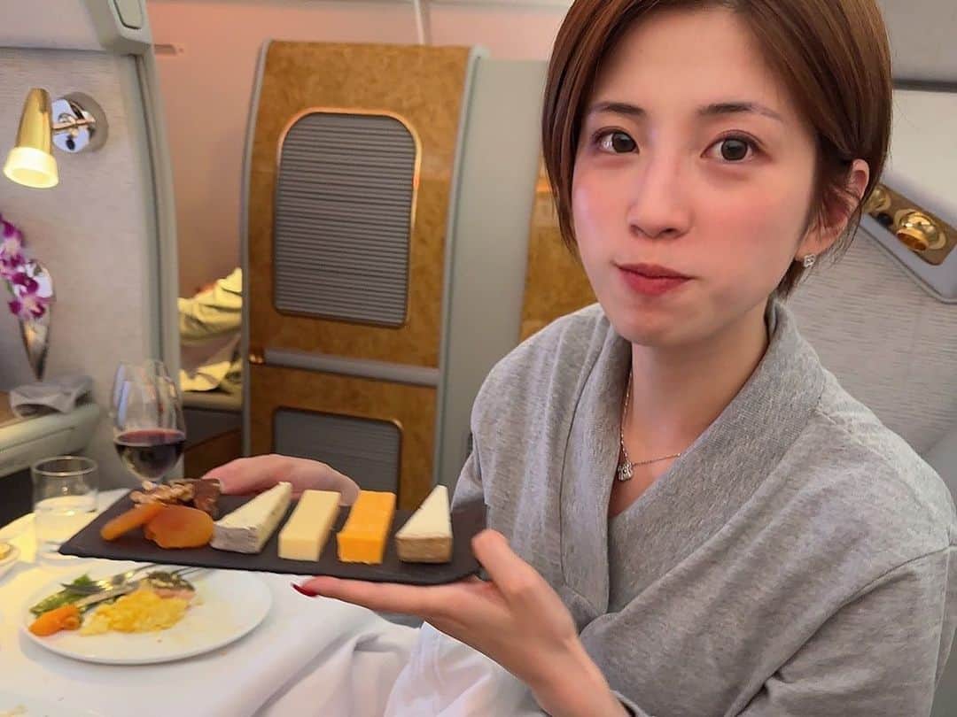 CHIHIRO♡さんのインスタグラム写真 - (CHIHIRO♡Instagram)「6年ぶり?くらいの海外旅行😭  エミレーツ航空のファーストクラスに 初めて乗りました✈️  快適すぎて これ飛行機？って感じ🤣  機内食にキャビアて🤣 他の食事も本当おいしかった笑えちゃう  最後の写真は エミレーツのパジャマ着たら 入院患者になった様子。w  #海外旅行 #エミレーツ航空 #ファーストクラス #emirates #firstclass #trip #機内食」6月22日 16時59分 - chipipipi918