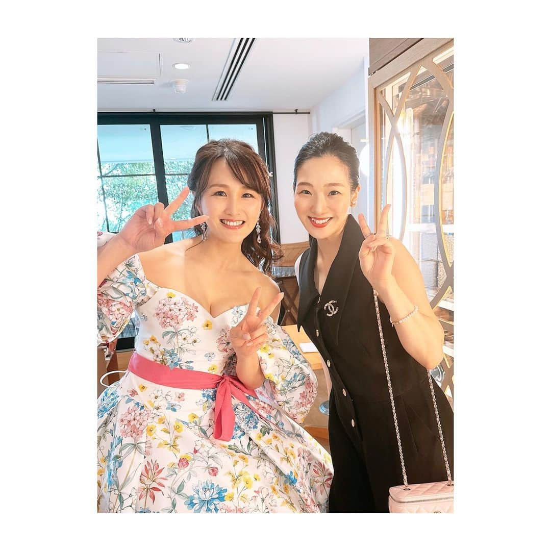 すみれ乃麗さんのインスタグラム写真 - (すみれ乃麗Instagram)「先日、花音さんのウェディングパーティーに出席しました😍❤️  可愛くてどんな時も元気！！そして、主役ご本人が前室にてお出迎えしてくださるサービス精神✨✨✨  御新郎と花音さんが仲睦まじくて可愛らしくて、その名の通り“幸せのお裾分け”をいただきました🥺❣️❣️❣️  在団中からいつも気にかけてくださって、お稽古前に一緒に歌の練習をしてくださったり、『たまには息抜きも必要だよ！』と遊びにつれだしてくださったり、誕生日には手料理を振る舞ってくださって、本当に愛を注いでいただきました🥲🙏🙏🙏  花音さんがどれだけ皆んなに愛を注いでくださってるか、そして愛されているか、パーティーのあいだ中ひしひしと温かいお人柄を感じて、愛溢れる時間でした🥺✨✨✨   素敵なパーティーにお招きいただいて幸せでした❤️❤️❤️  花音さん、改めておめでとうございます💝💝💝💝💝💝💝💝💝💝💝💝  #花音舞 さん #結婚式 #ウェディングパーティー  #happywedding   #すみれ乃麗 #宙組」6月22日 16時59分 - reisumireno