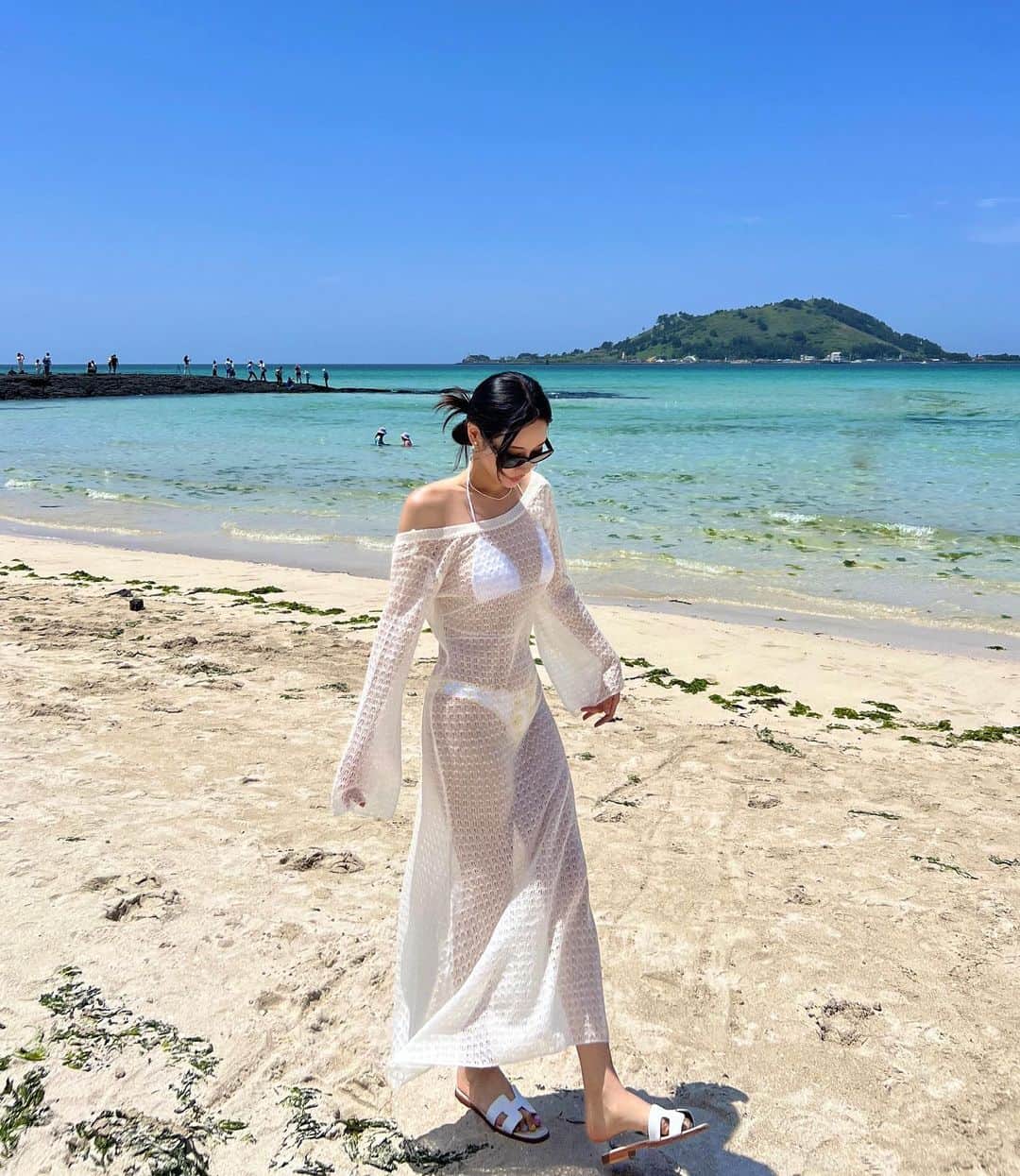 ハウンのインスタグラム：「제가 제일 좋아하는 여름💙 우리 이제 같이보내요👌🏻👌🏻 이쁜것들로 꽉꽉! 채워나갈예정입니다🤣 앞으로 신상💫기대해쥬세요🤍 #kabisea #카비씨」