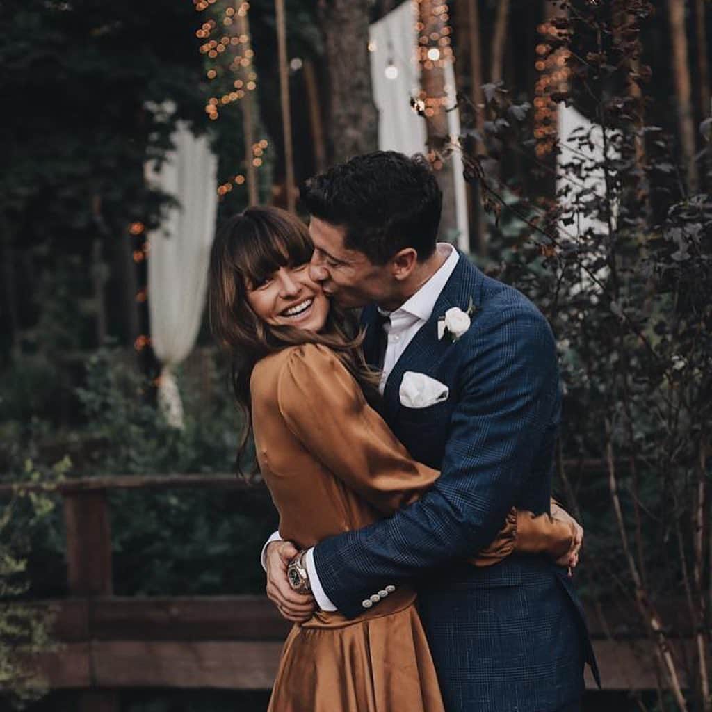 ロベルト・レヴァンドフスキのインスタグラム：「@annalewandowska I love you more each day, the past ten years that I have spent with you have been the best time of my life. Today is a celebration of our love. Thank you for being by my side, always. My life is complete with you.  Happy 10th anniversary ❤️」