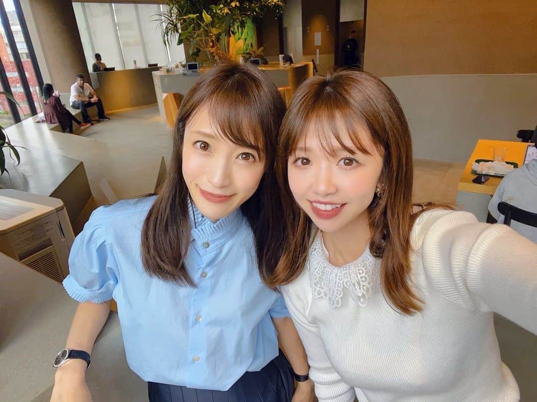 小林真由のインスタグラム：「定期的に朝会えてます♡ 私たちは大体ミヤシタパーク🍴🤍  雨の今日は親友の頑張る姿を見られて嬉しかった！☔️✨ お疲れ様♡  #ファッション #コーデ #ママコーデ #女の子ママ #男の子ママ #ママライフ #コーディネート #４歳 #２歳 #二人育児 #宮下パーク #朝食 #miyashitapark」
