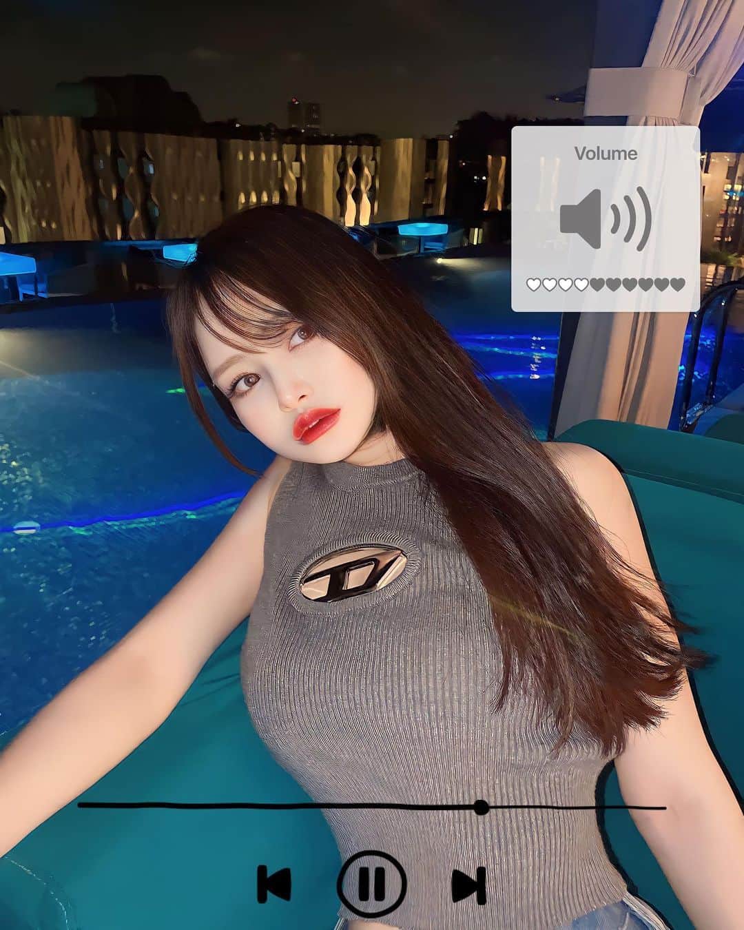 餃子のりさちゃんのインスタグラム：「ステッカー加工にハマった模様。  センスないのに。  笑  #チャイボーグ #ワンホン #ワンホンメイク #ディーゼル #diezel #シンガポール旅行」