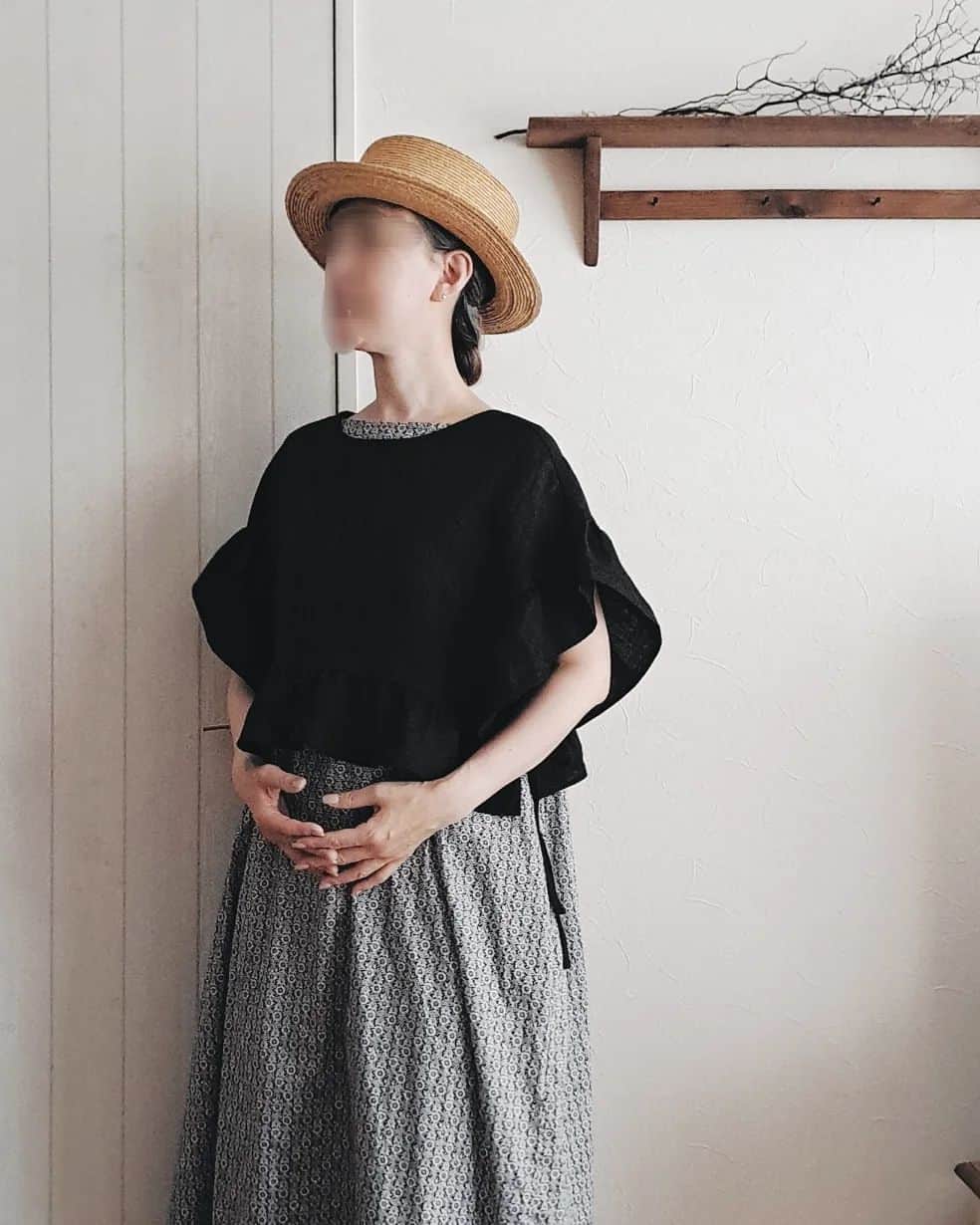 のインスタグラム：「† Dinette 2nd Anniversary  6.23fri.~25sun. 11:00~16:00 * お友達がこんなの欲しいなぁーというの聞いて 作ってみた ショールみたいなベスト。 新作のオフショルエプロンの型紙を使って 身頃に フリルを付けてみました。 サイドをリボンで結ぶのでブラウスみたいに着られます。 ノースリーブのワンピースの上にぴったり♡ クルーとVと 前でも後ろでも お好きな方で着られます。 † † #大人コーデ #大人ナチュラル #ハンドメイド大人服 #ハンドメイド #ナチュラルコーデ」