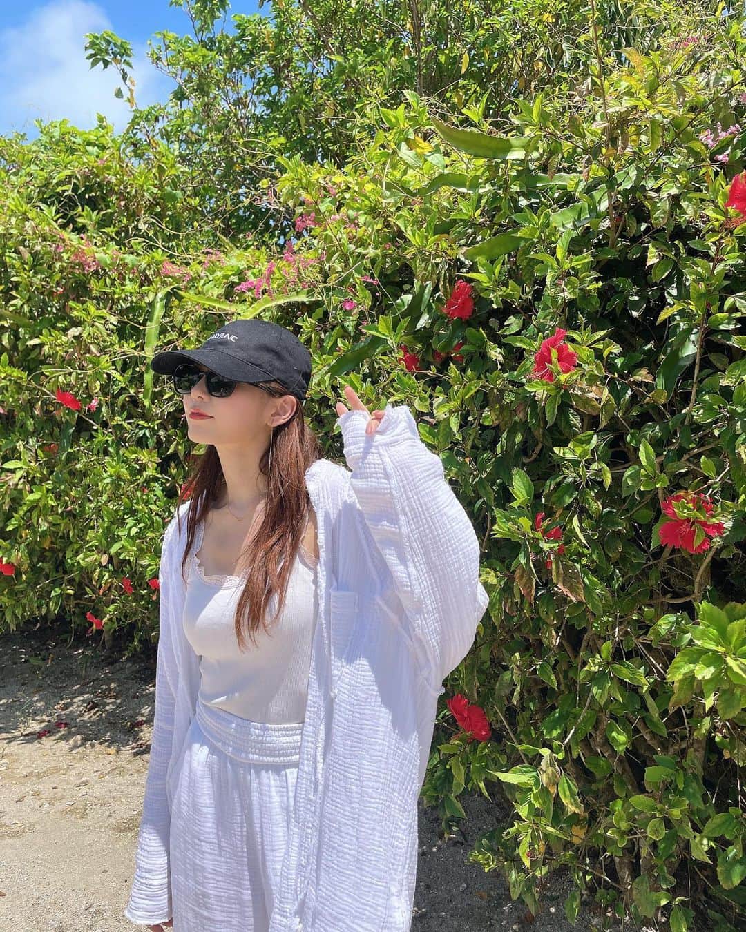 西村歩乃果のインスタグラム：「石垣旅行してきた🌺🚲💕 早めの夏休み🌻  👒🏷️ @mayjunc_official  👚🏷️ @americaneaglejp  🕶️🏷️ @rayban   #竹富島　#石垣島」