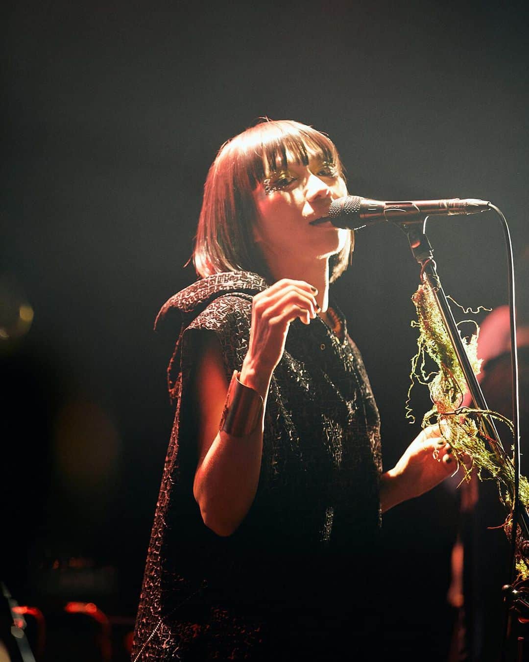 のインスタグラム：「ライブ直後のUAの楽屋にお邪魔して、ここ最近の音楽との向き合い方や、フジロックに関するあれこれなんぞをインタビューしてきました。  一周まわって辿り着いたポップミュージックへの道、そしてフジロックがUAに教えてくれたものとは。  充実のライブフォトと合わせてどうぞ。  https://www.houyhnhnm.jp/feature/723238/  #ua #keen #festivaltv #keenstream #houyhnhnm #ウーア #キーン #フジロック #フイナム」