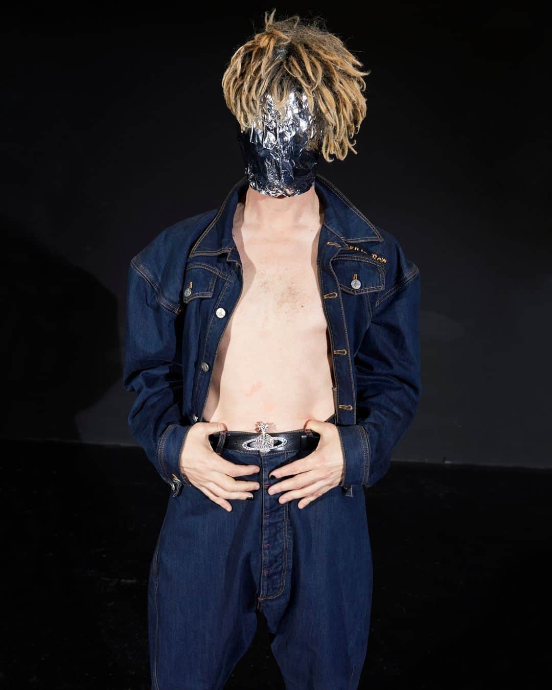 のインスタグラム：「舞台で主役となる、衣服たち。 ⁠ Photography by @juergentellerstudio ⁠ Creative Partner: @doviledrizyte ⁠ ⁠ #AKVWSS23 #VivienneWestwood #ヴィヴィアンウエストウッド」